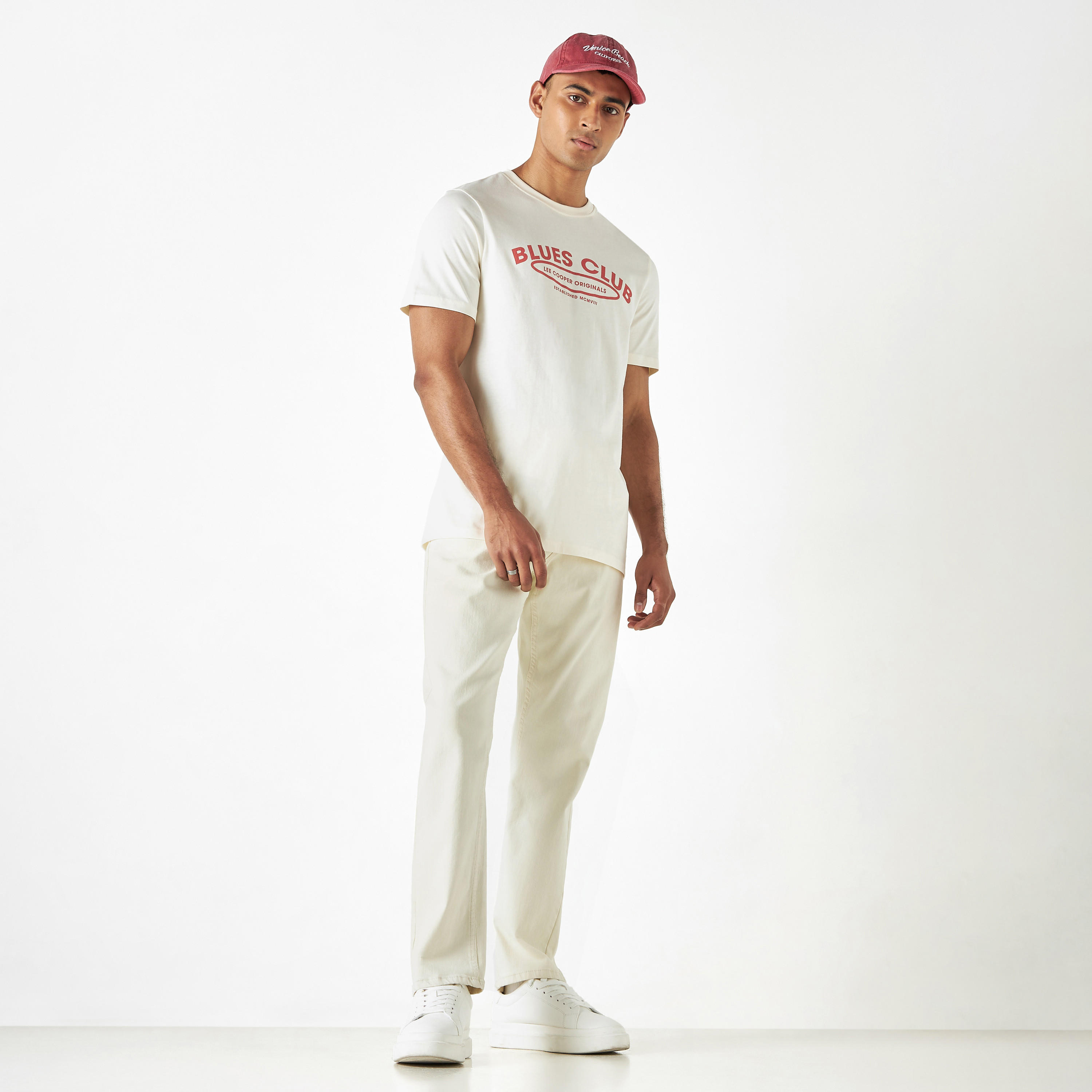 تيشيرت بياقة ضيّقة وأكمام قصيرة وتفاصيل شعار من لي كوبر-men-clothing-tshirtsandpolos-tshirts-image-7