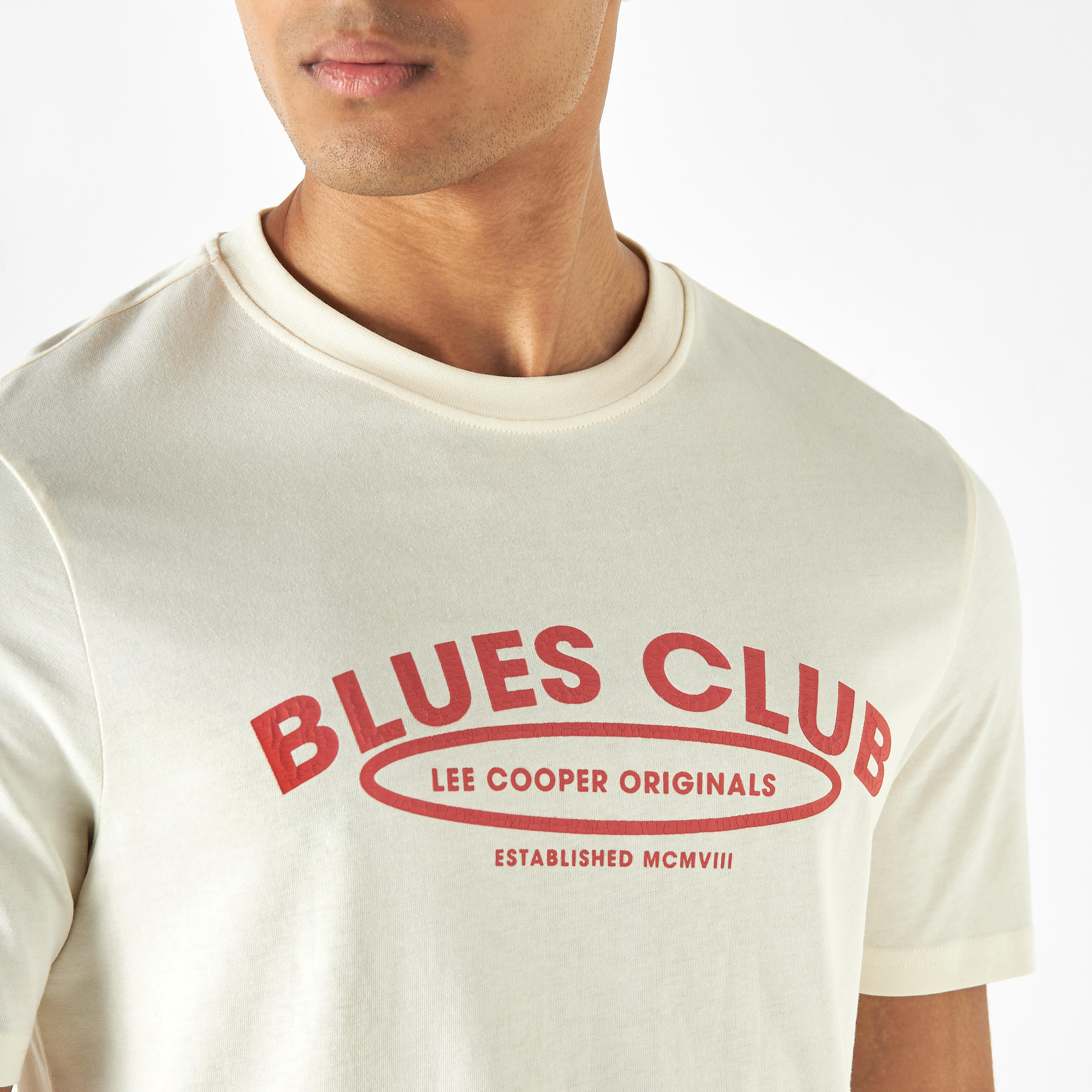تيشيرت بياقة ضيّقة وأكمام قصيرة وتفاصيل شعار من لي كوبر-men-clothing-tshirtsandpolos-tshirts-image-9