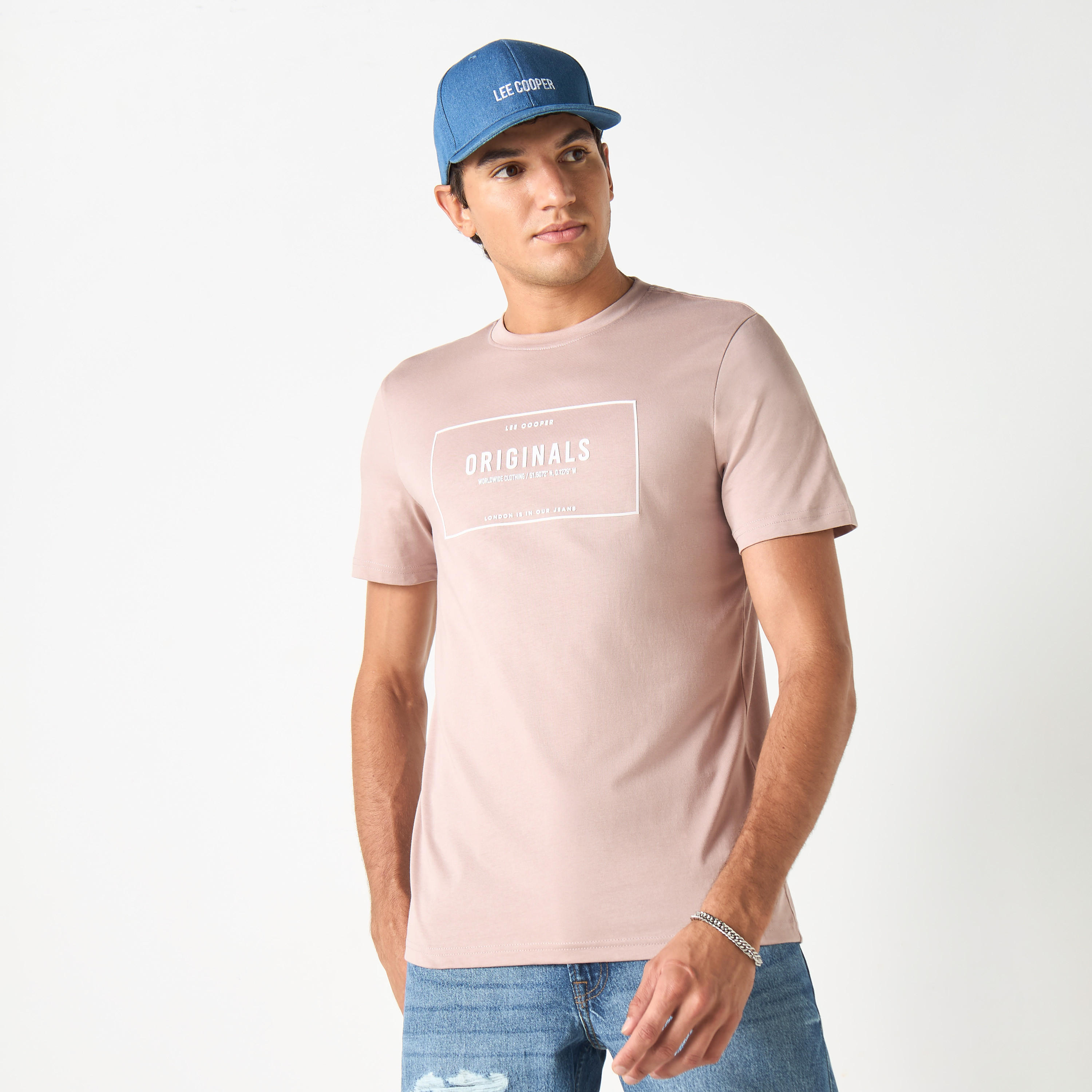تيشيرت بياقة ضيّقة وأكمام قصيرة وتفاصيل شعار من لي كوبر-men-clothing-tshirtsandpolos-tshirts-image-27
