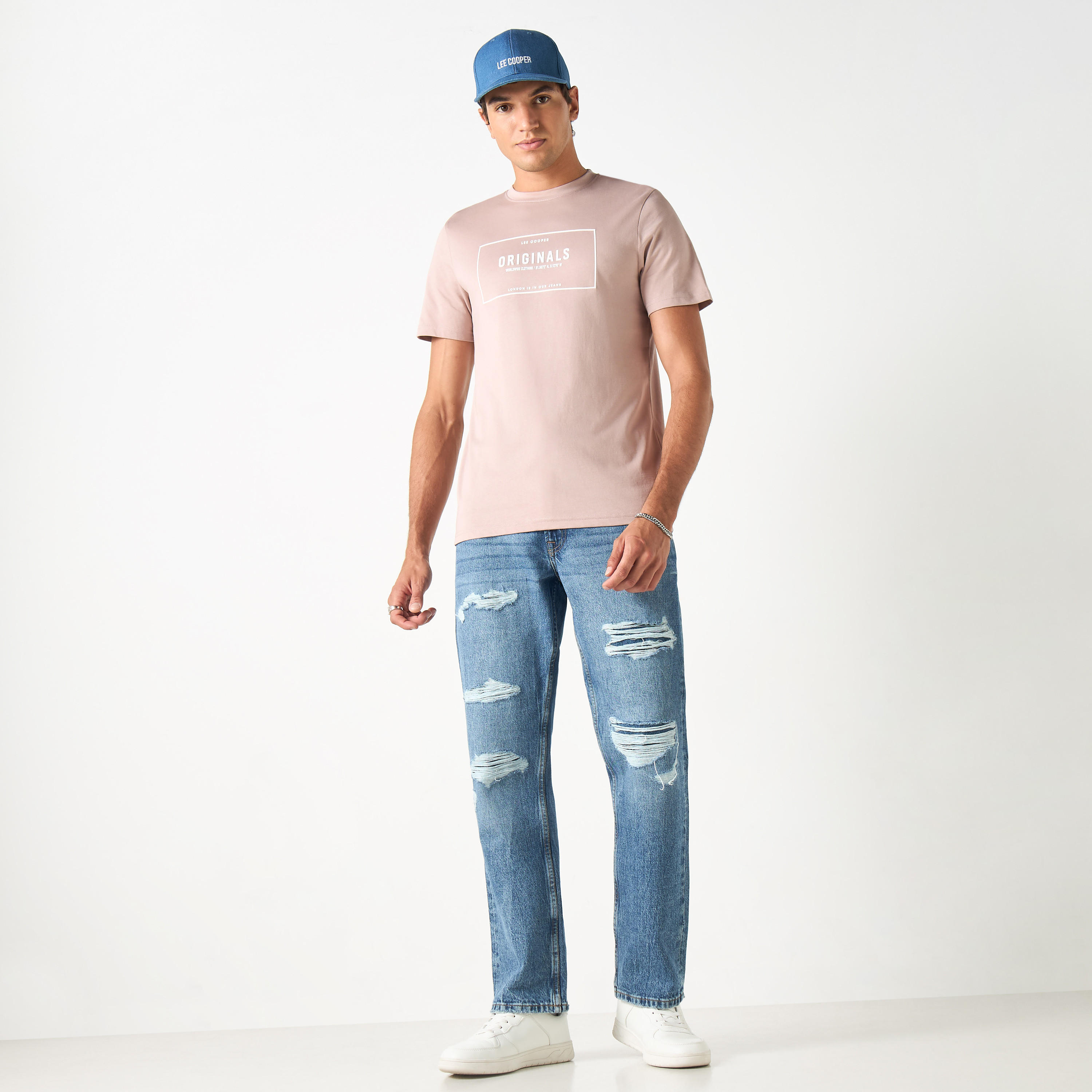 تيشيرت بياقة ضيّقة وأكمام قصيرة وتفاصيل شعار من لي كوبر-men-clothing-tshirtsandpolos-tshirts-image-28
