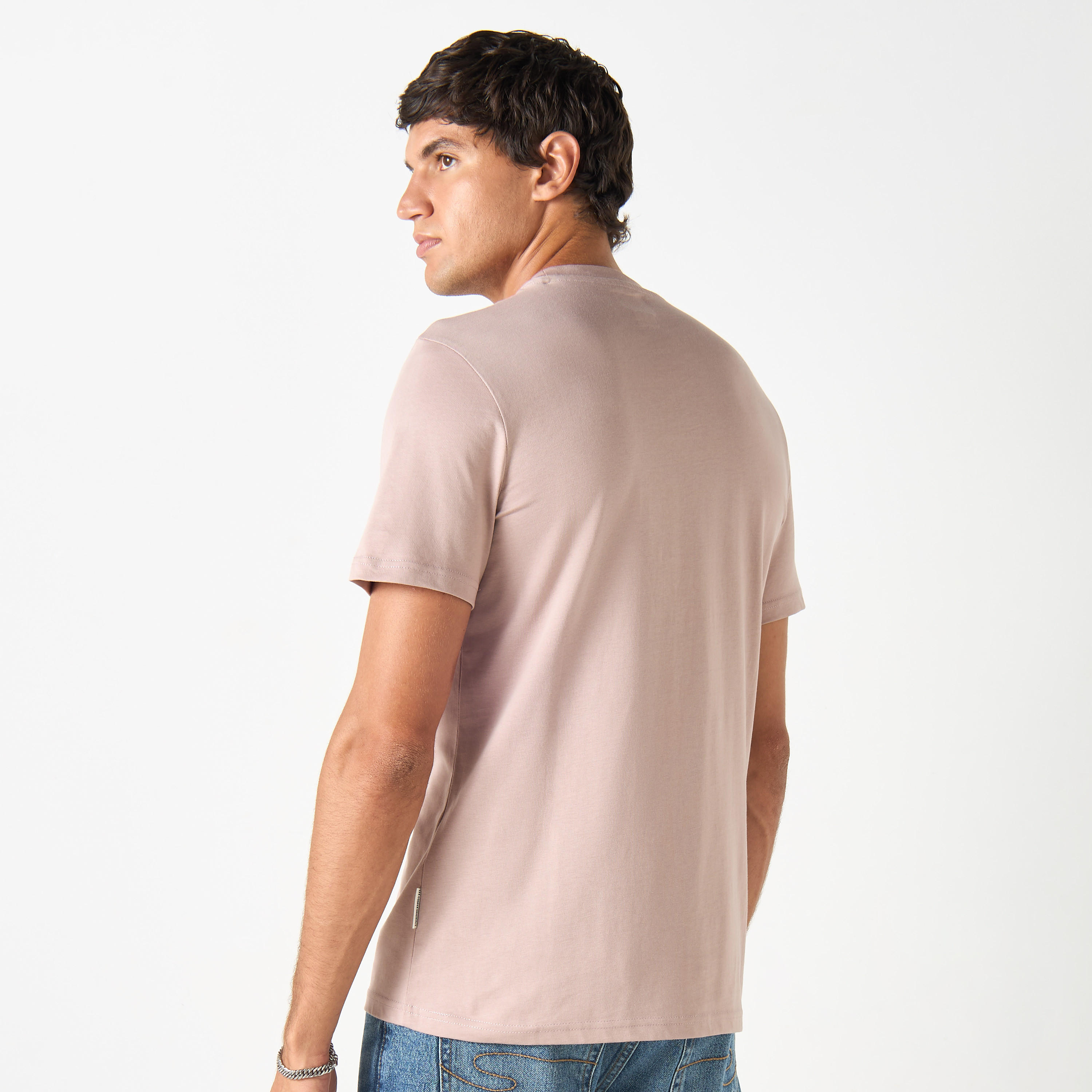 تيشيرت بياقة ضيّقة وأكمام قصيرة وتفاصيل شعار من لي كوبر-men-clothing-tshirtsandpolos-tshirts-image-29