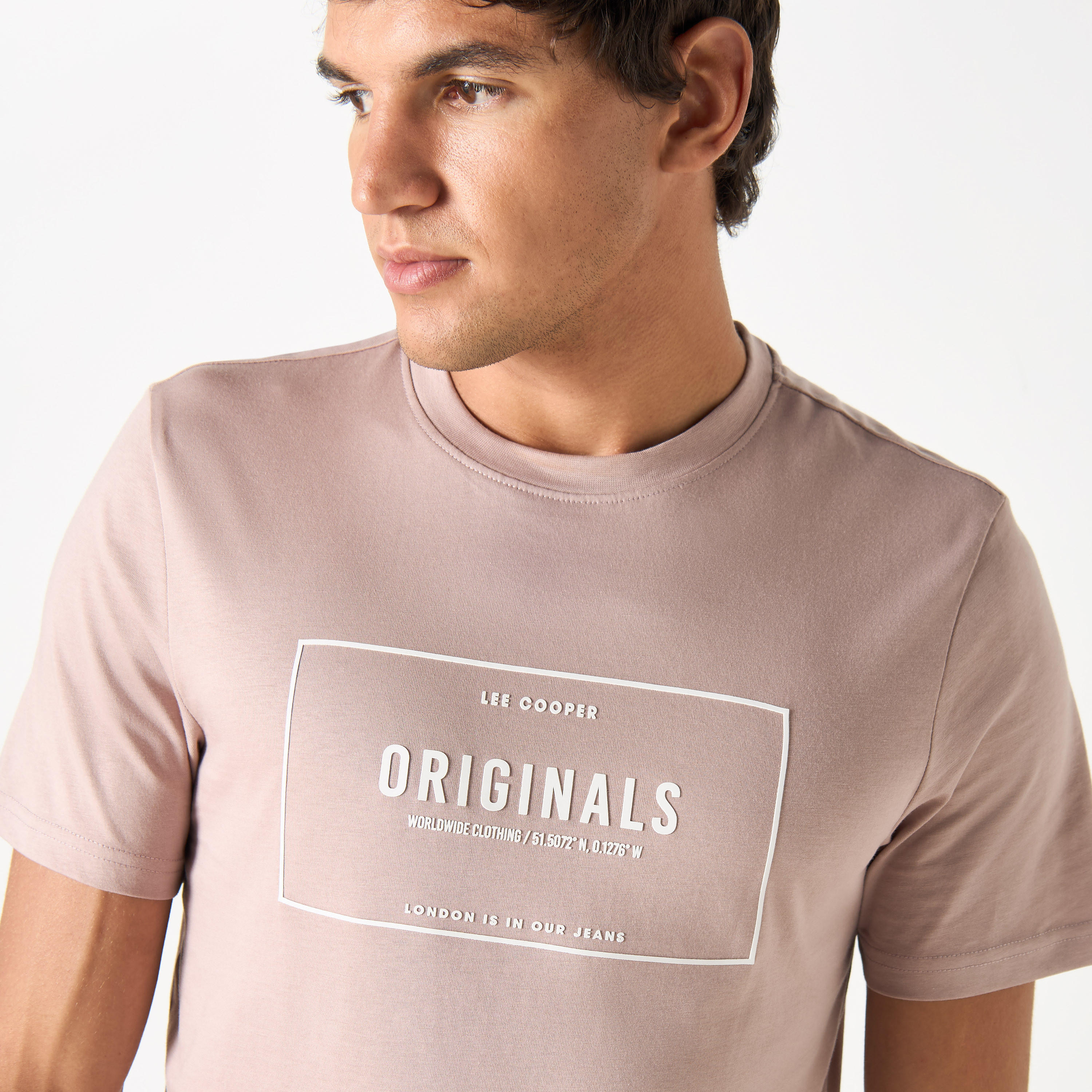 تيشيرت بياقة ضيّقة وأكمام قصيرة وتفاصيل شعار من لي كوبر-men-clothing-tshirtsandpolos-tshirts-image-30