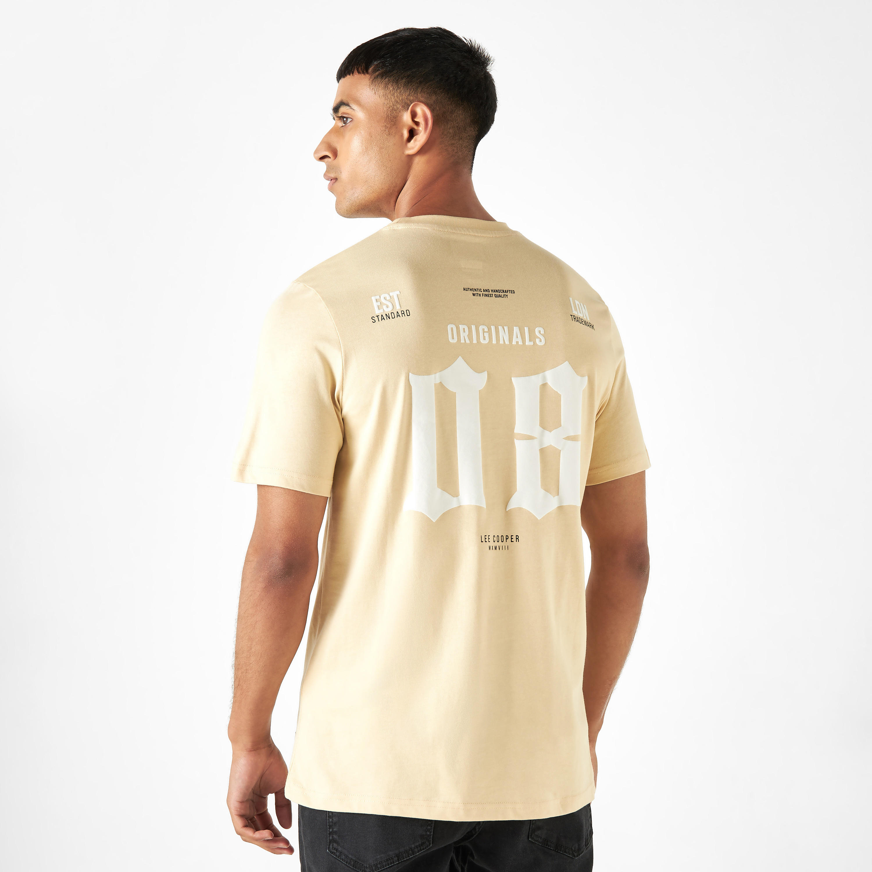 تيشيرت بياقة ضيّقة وأكمام قصيرة وتفاصيل شعار من لي كوبر-men-clothing-tshirtsandpolos-tshirts-image-10