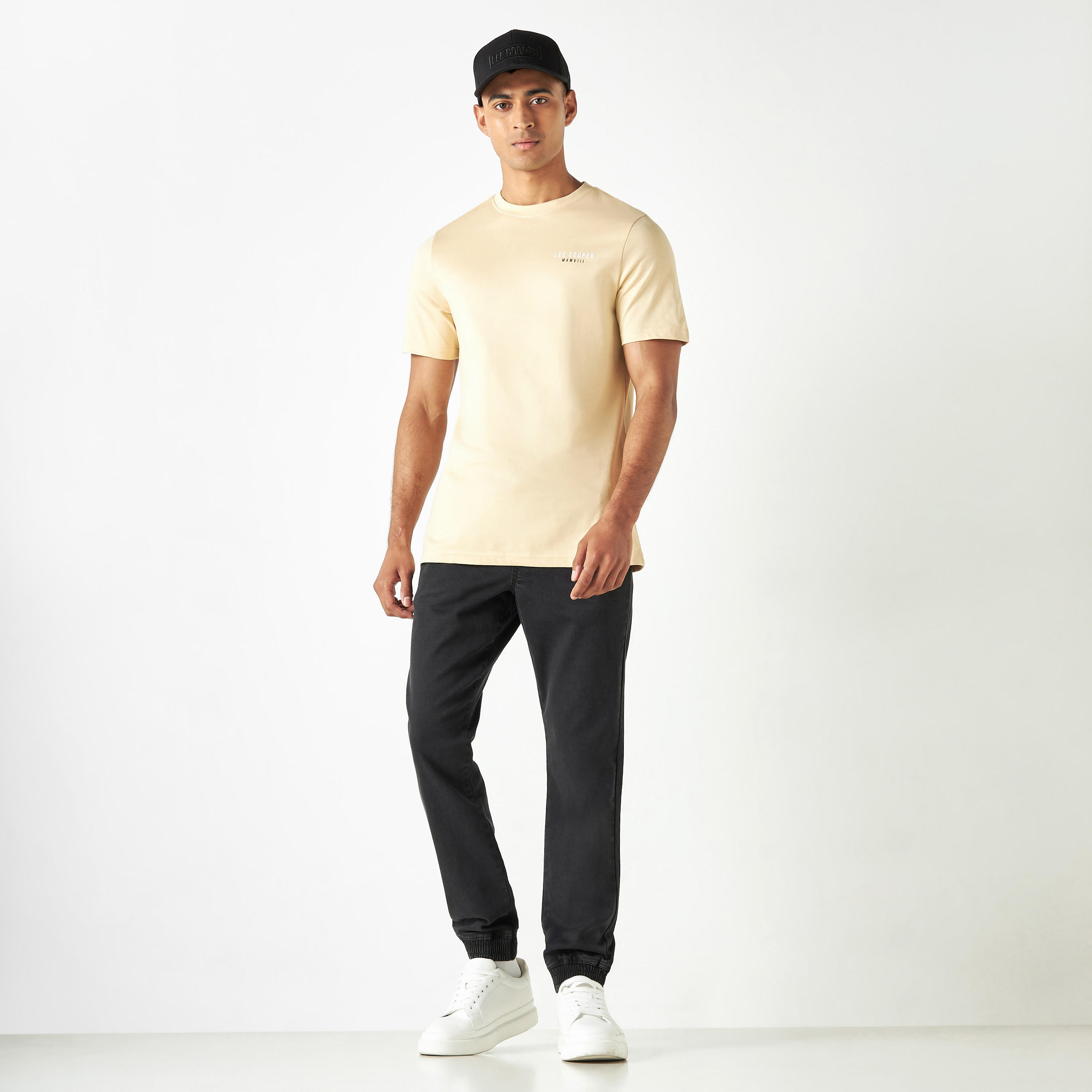 تيشيرت بياقة ضيّقة وأكمام قصيرة وتفاصيل شعار من لي كوبر-men-clothing-tshirtsandpolos-tshirts-image-11