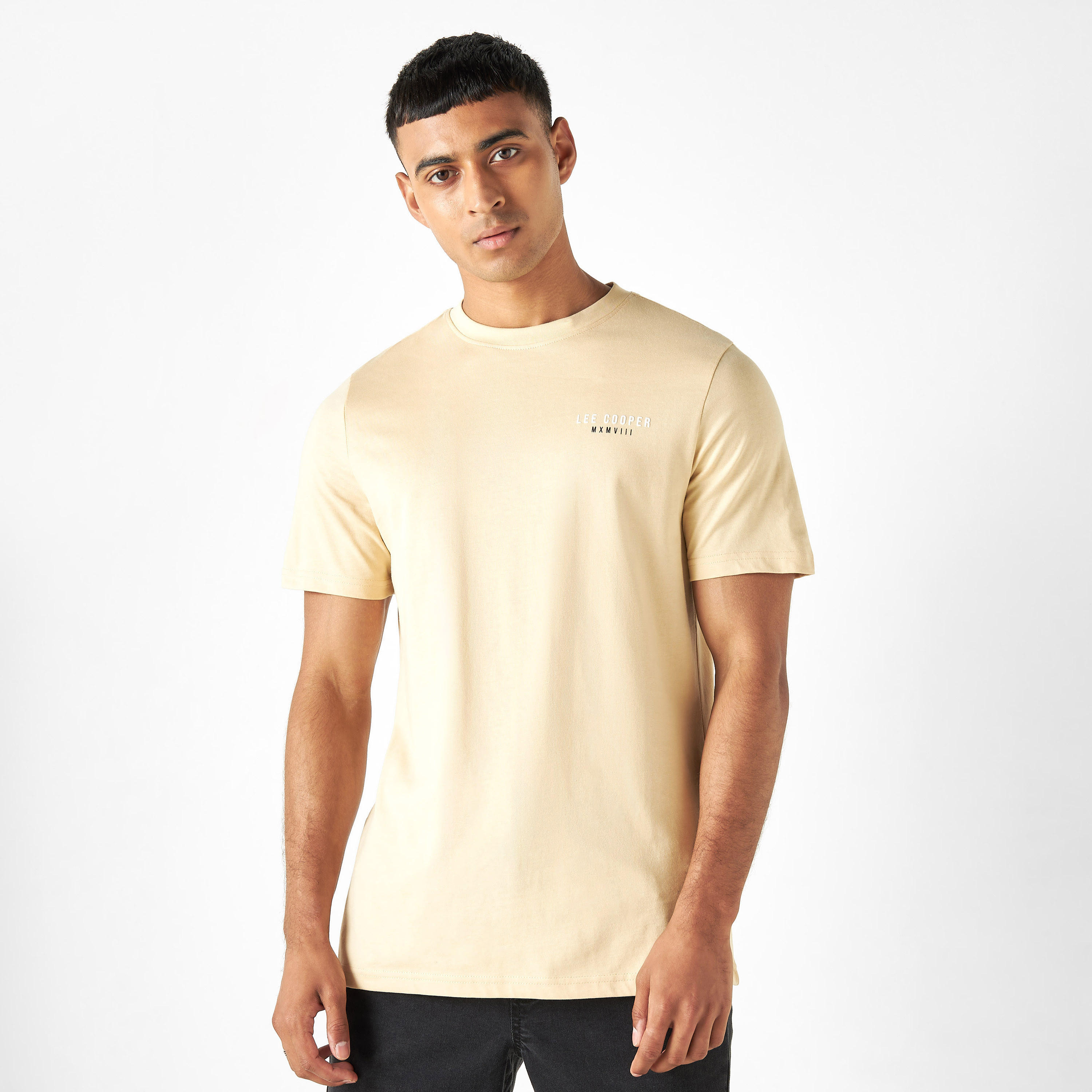 تيشيرت بياقة ضيّقة وأكمام قصيرة وتفاصيل شعار من لي كوبر-men-clothing-tshirtsandpolos-tshirts-image-12