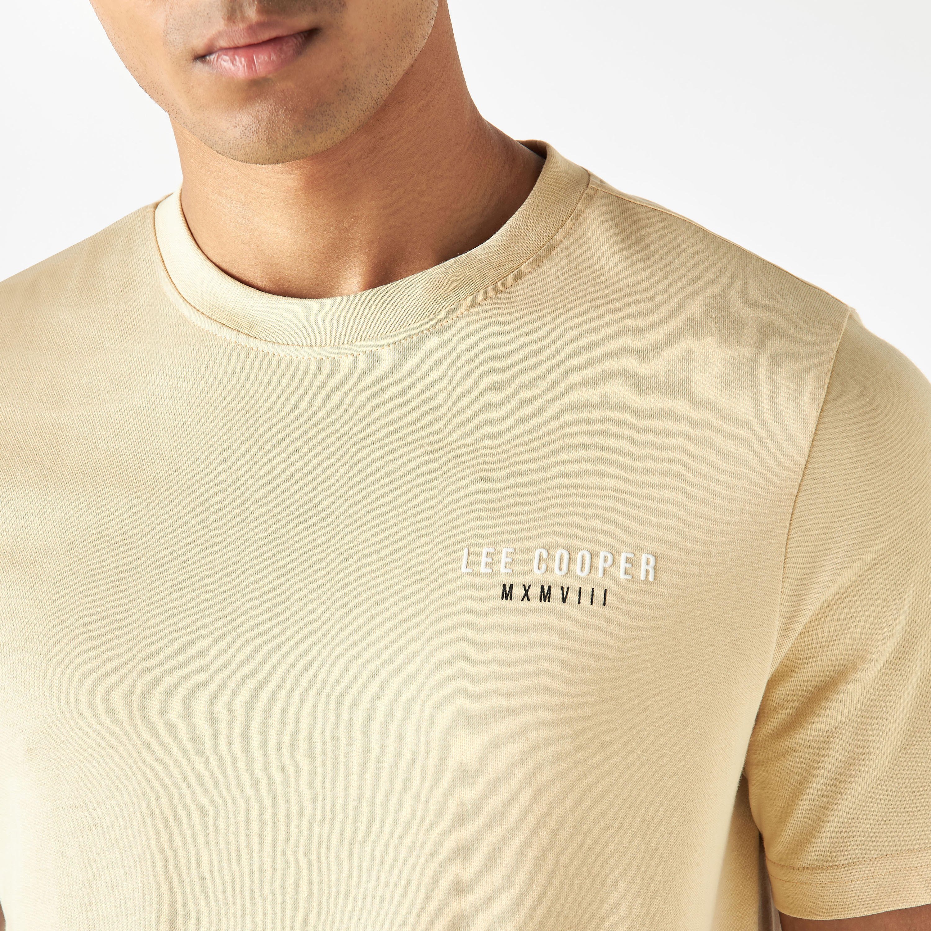 تيشيرت بياقة ضيّقة وأكمام قصيرة وتفاصيل شعار من لي كوبر-men-clothing-tshirtsandpolos-tshirts-image-13