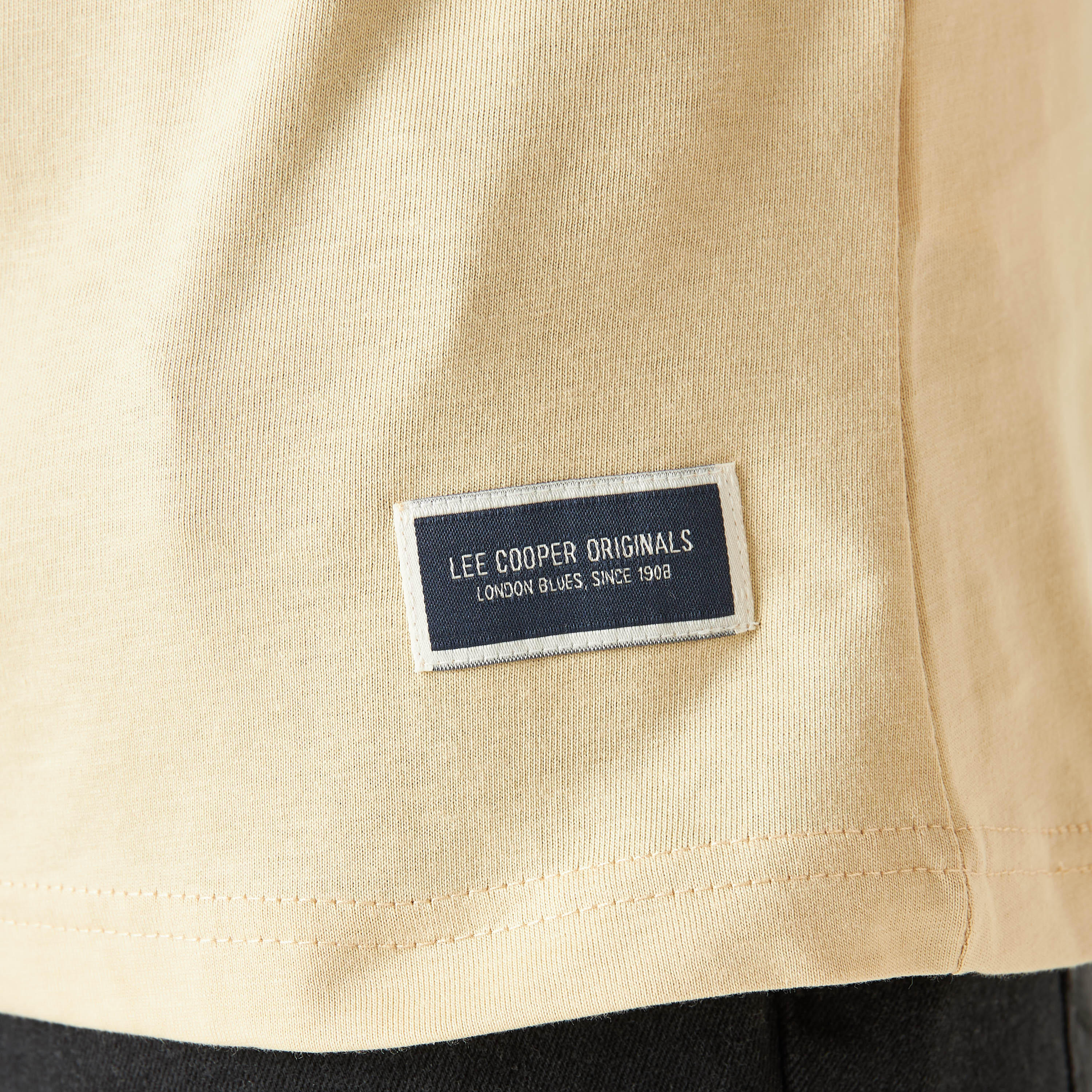 تيشيرت بياقة ضيّقة وأكمام قصيرة وتفاصيل شعار من لي كوبر-men-clothing-tshirtsandpolos-tshirts-image-14
