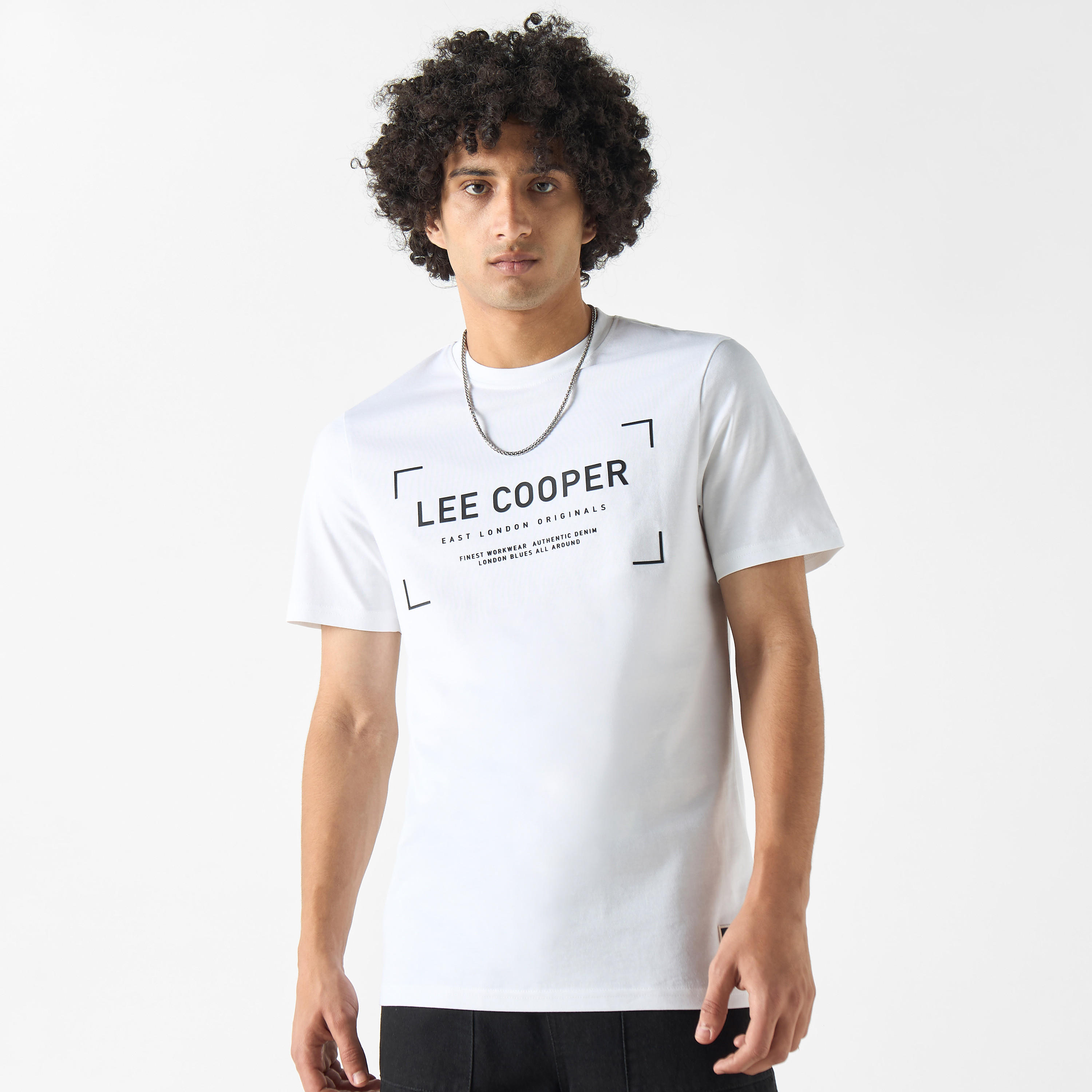 تيشيرت بياقة ضيّقة وأكمام قصيرة وتفاصيل شعار من لي كوبر-men-clothing-tshirtsandpolos-tshirts-image-19