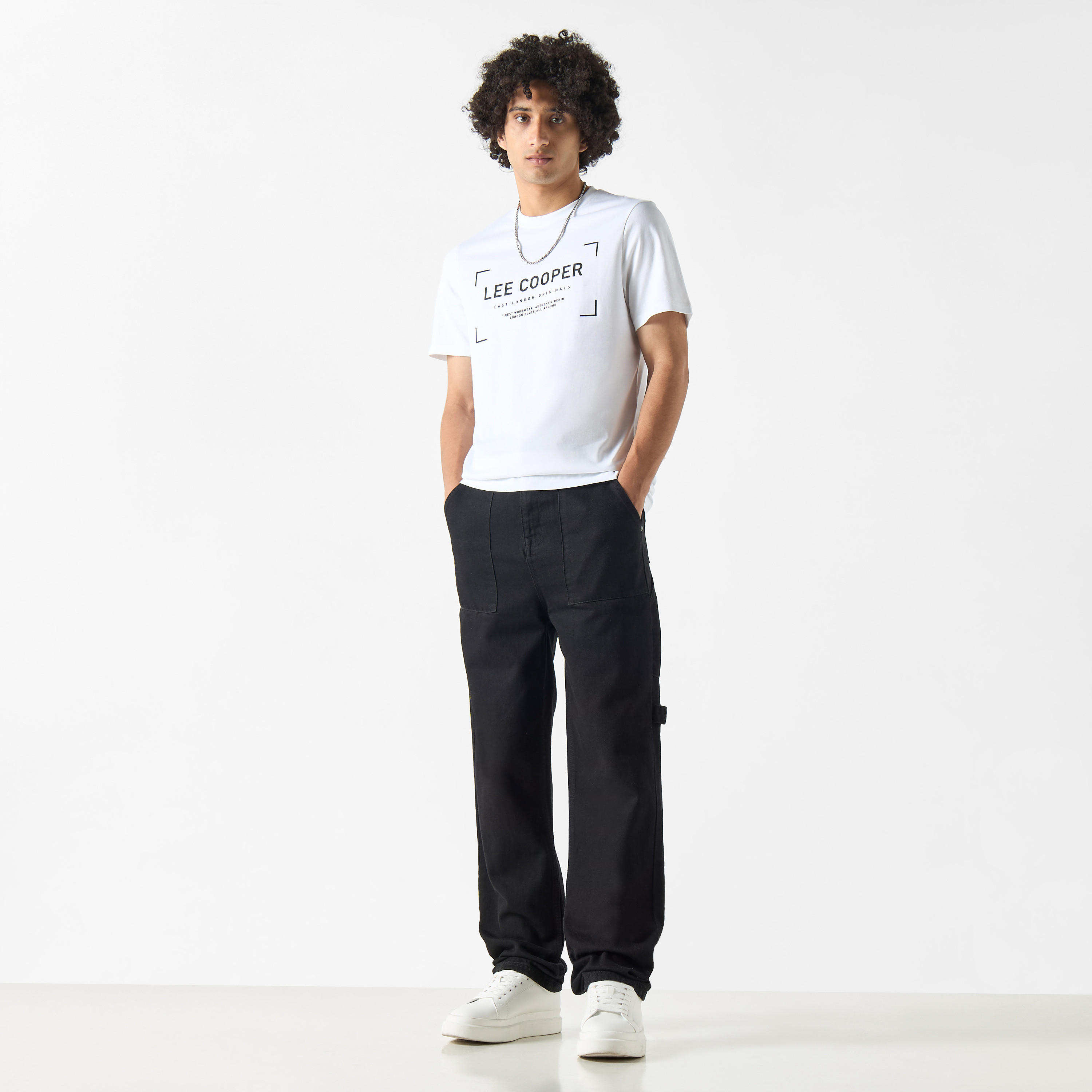 تيشيرت بياقة ضيّقة وأكمام قصيرة وتفاصيل شعار من لي كوبر-men-clothing-tshirtsandpolos-tshirts-image-20