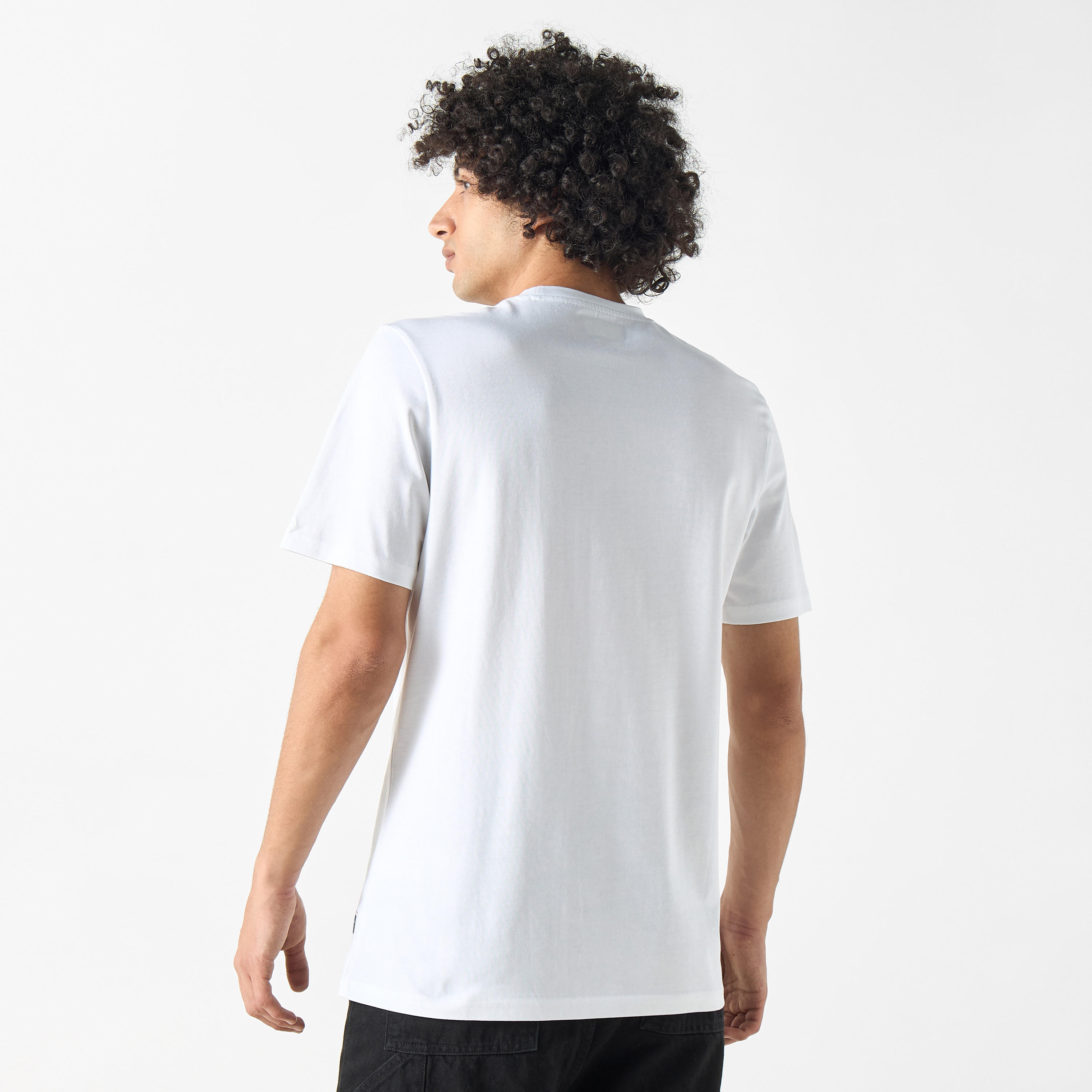 تيشيرت بياقة ضيّقة وأكمام قصيرة وتفاصيل شعار من لي كوبر-men-clothing-tshirtsandpolos-tshirts-image-21