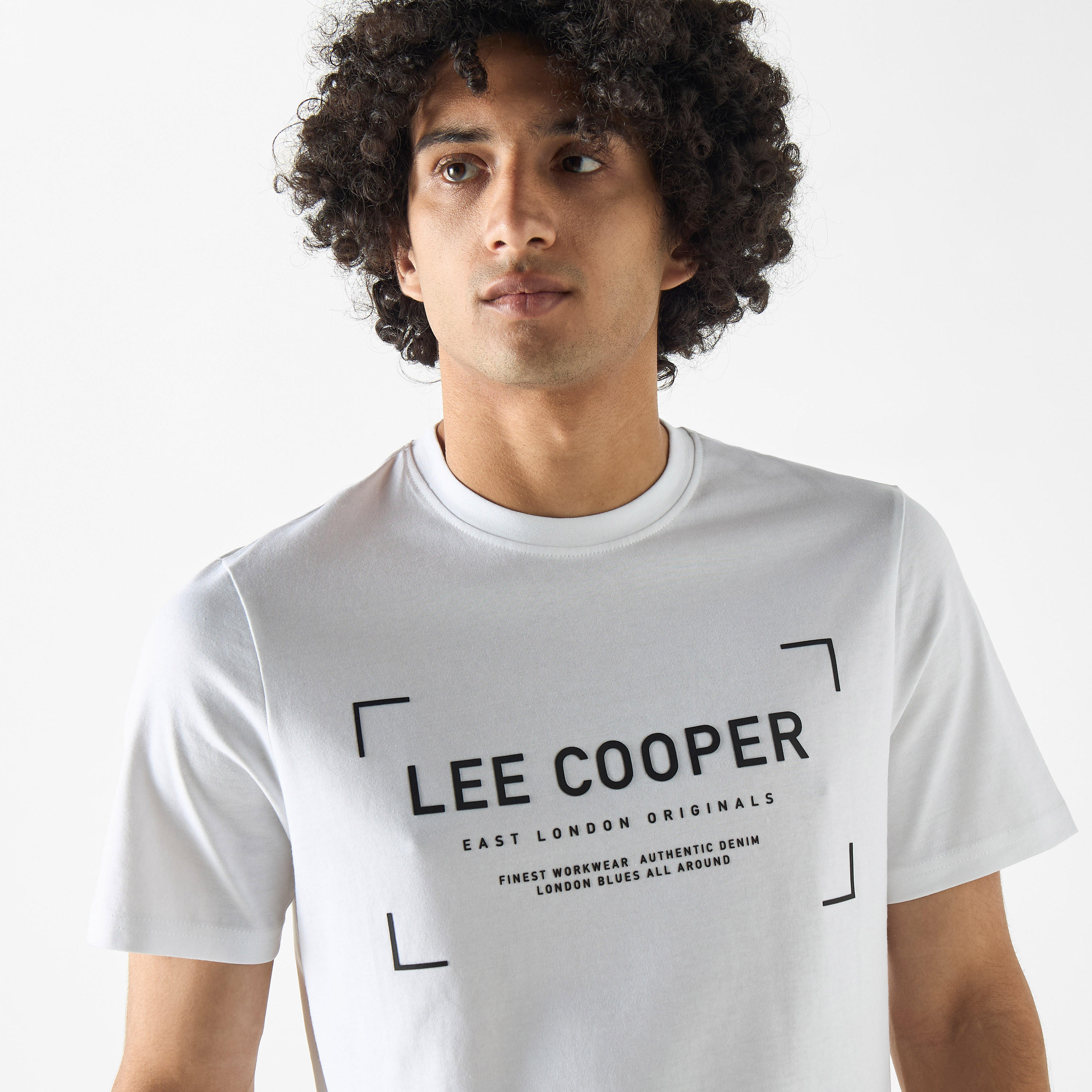 تيشيرت بياقة ضيّقة وأكمام قصيرة وتفاصيل شعار من لي كوبر-men-clothing-tshirtsandpolos-tshirts-image-22