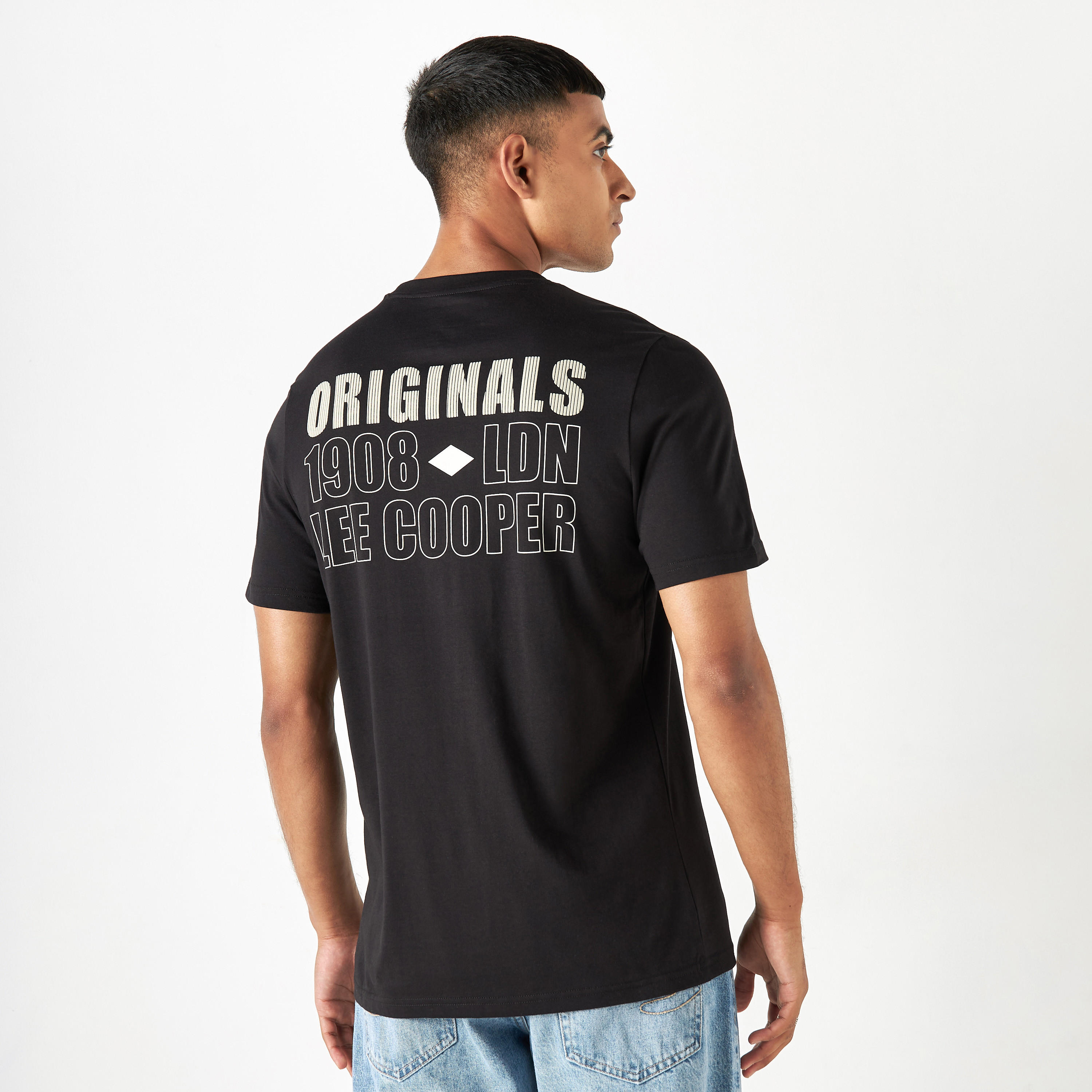 تيشيرت بياقة ضيّقة وأكمام قصيرة وتفاصيل شعار من لي كوبر-men-clothing-tshirtsandpolos-tshirts-image-1