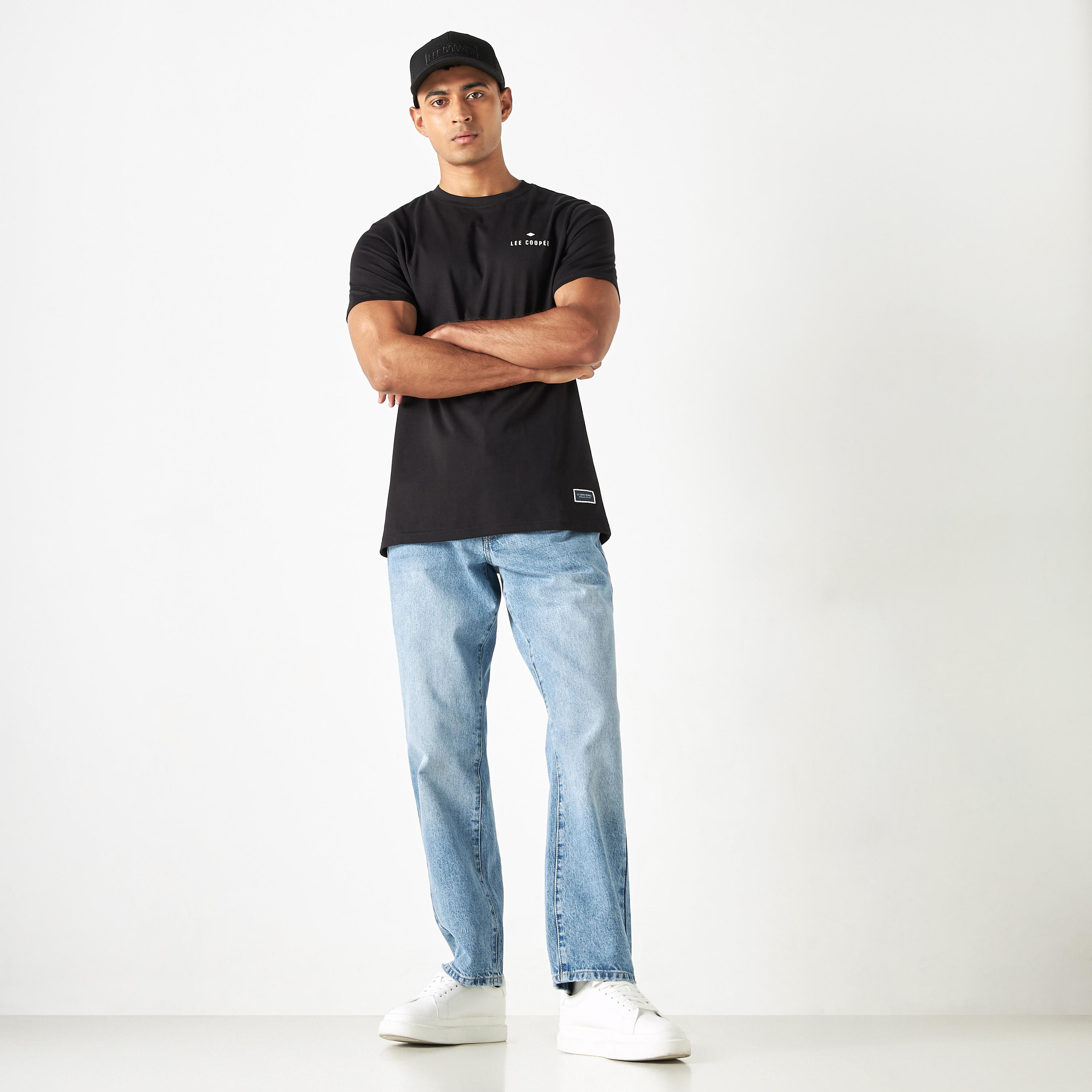 تيشيرت بياقة ضيّقة وأكمام قصيرة وتفاصيل شعار من لي كوبر-men-clothing-tshirtsandpolos-tshirts-image-2