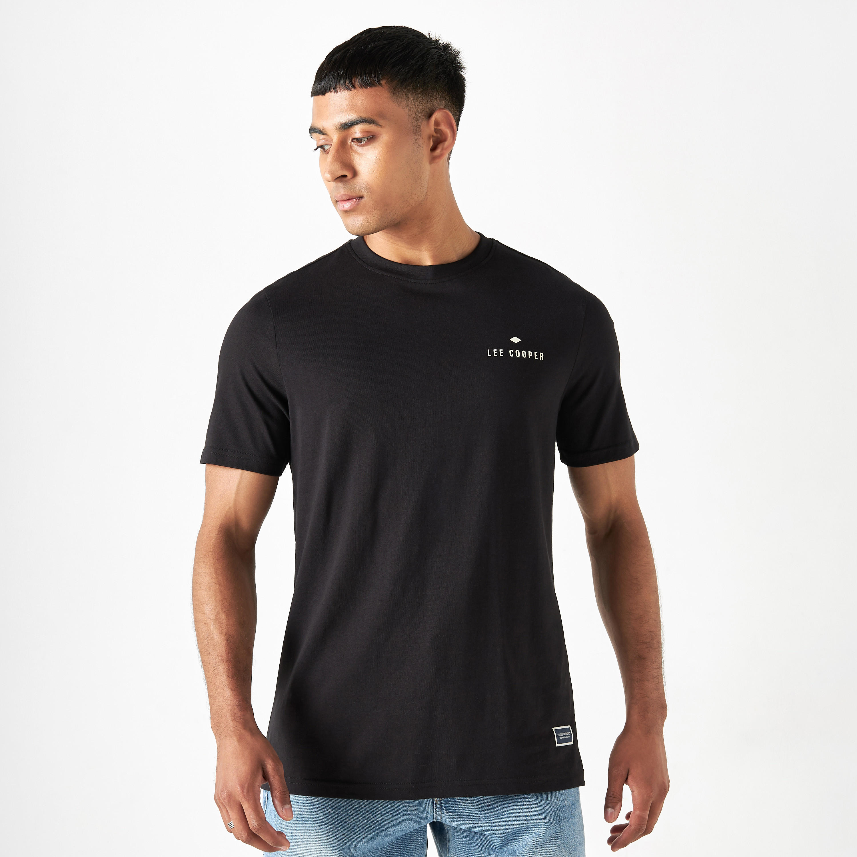 تيشيرت بياقة ضيّقة وأكمام قصيرة وتفاصيل شعار من لي كوبر-men-clothing-tshirtsandpolos-tshirts-image-3