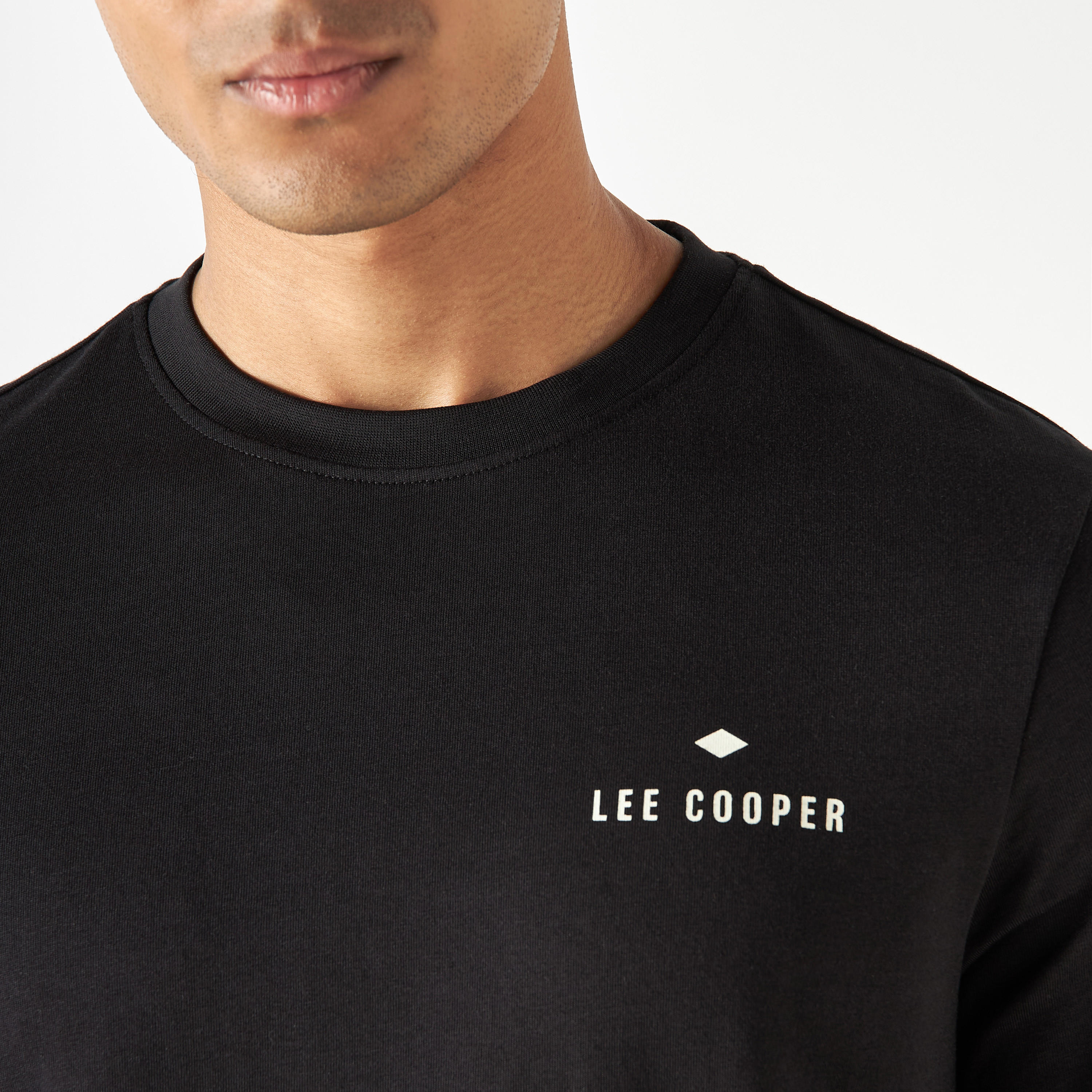 تيشيرت بياقة ضيّقة وأكمام قصيرة وتفاصيل شعار من لي كوبر-men-clothing-tshirtsandpolos-tshirts-image-4