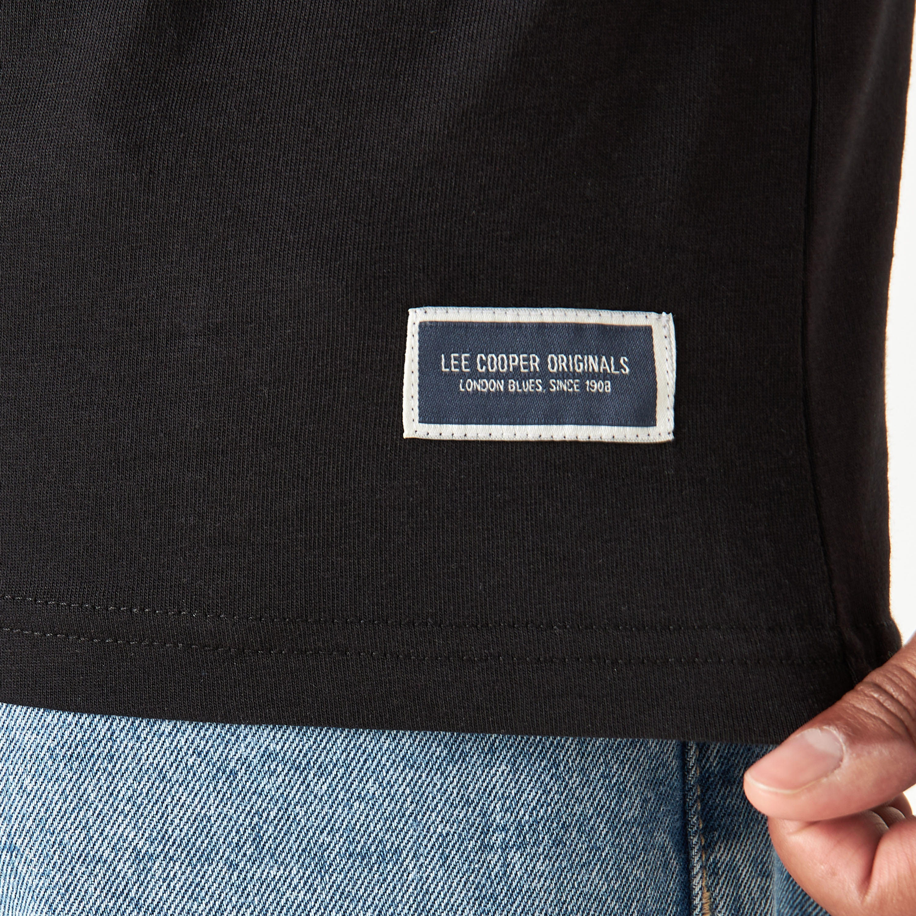 تيشيرت بياقة ضيّقة وأكمام قصيرة وتفاصيل شعار من لي كوبر-men-clothing-tshirtsandpolos-tshirts-image-5
