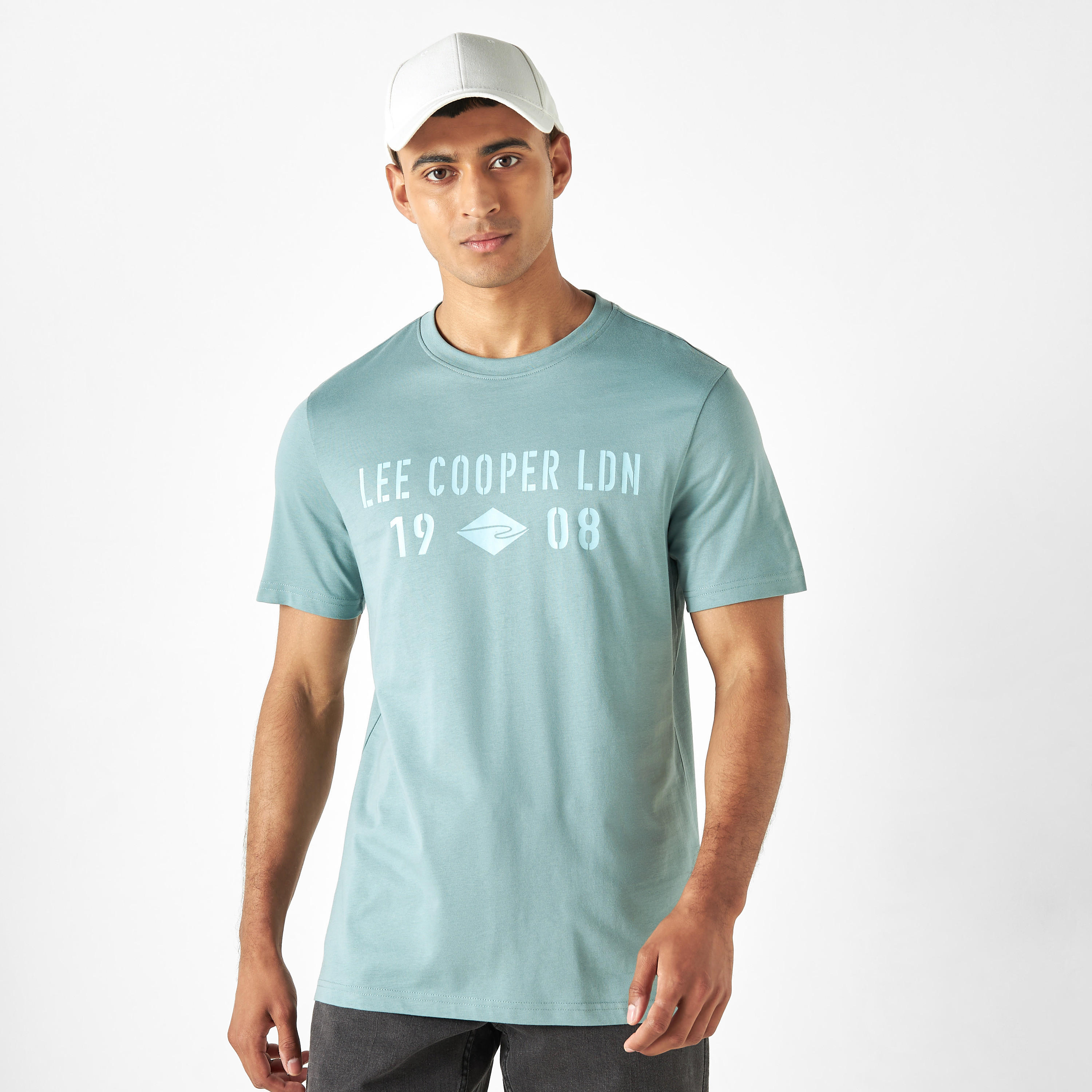 تيشيرت بياقة ضيّقة وأكمام قصيرة وتفاصيل شعار من لي كوبر-men-clothing-tshirtsandpolos-tshirts-image-31