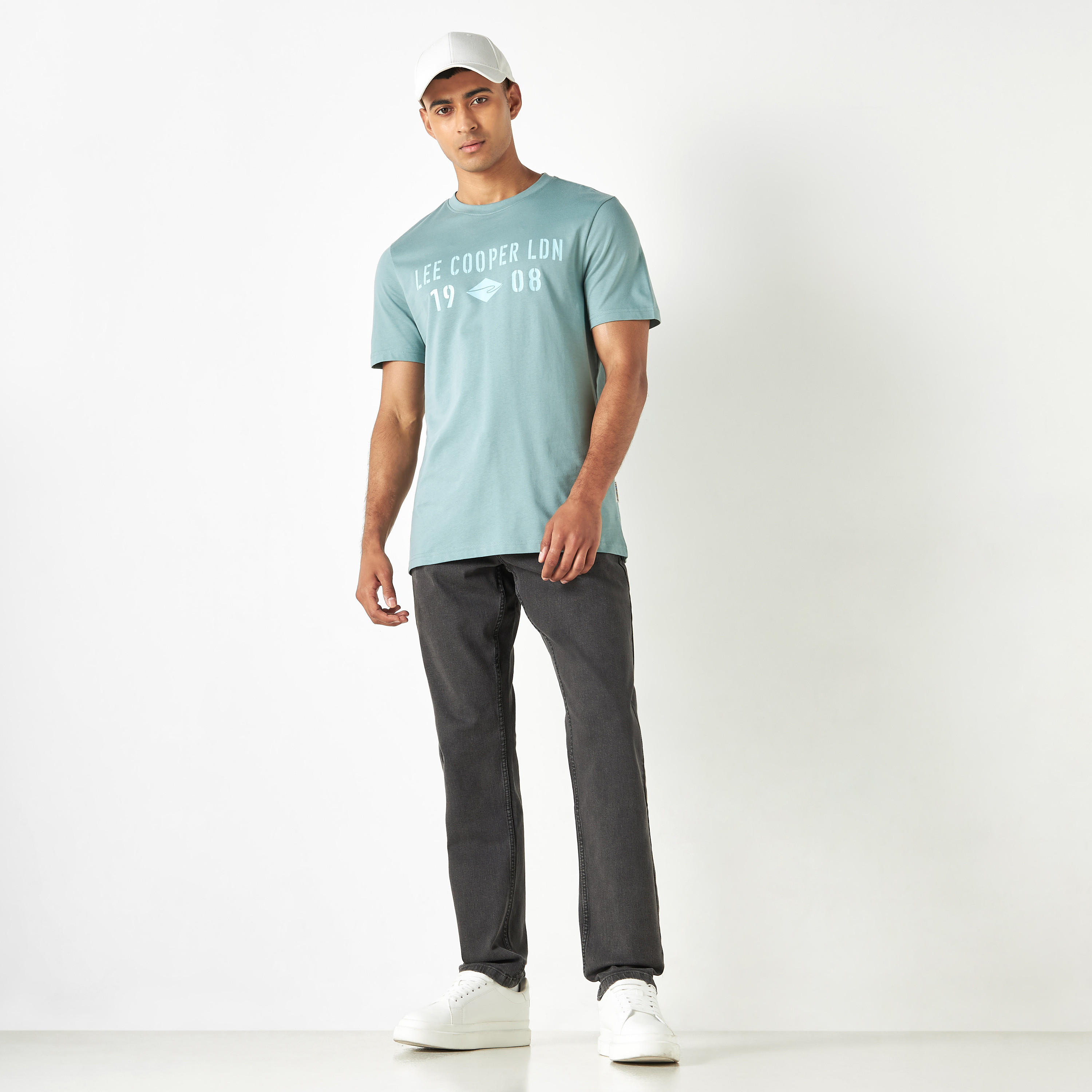 تيشيرت بياقة ضيّقة وأكمام قصيرة وتفاصيل شعار من لي كوبر-men-clothing-tshirtsandpolos-tshirts-image-32