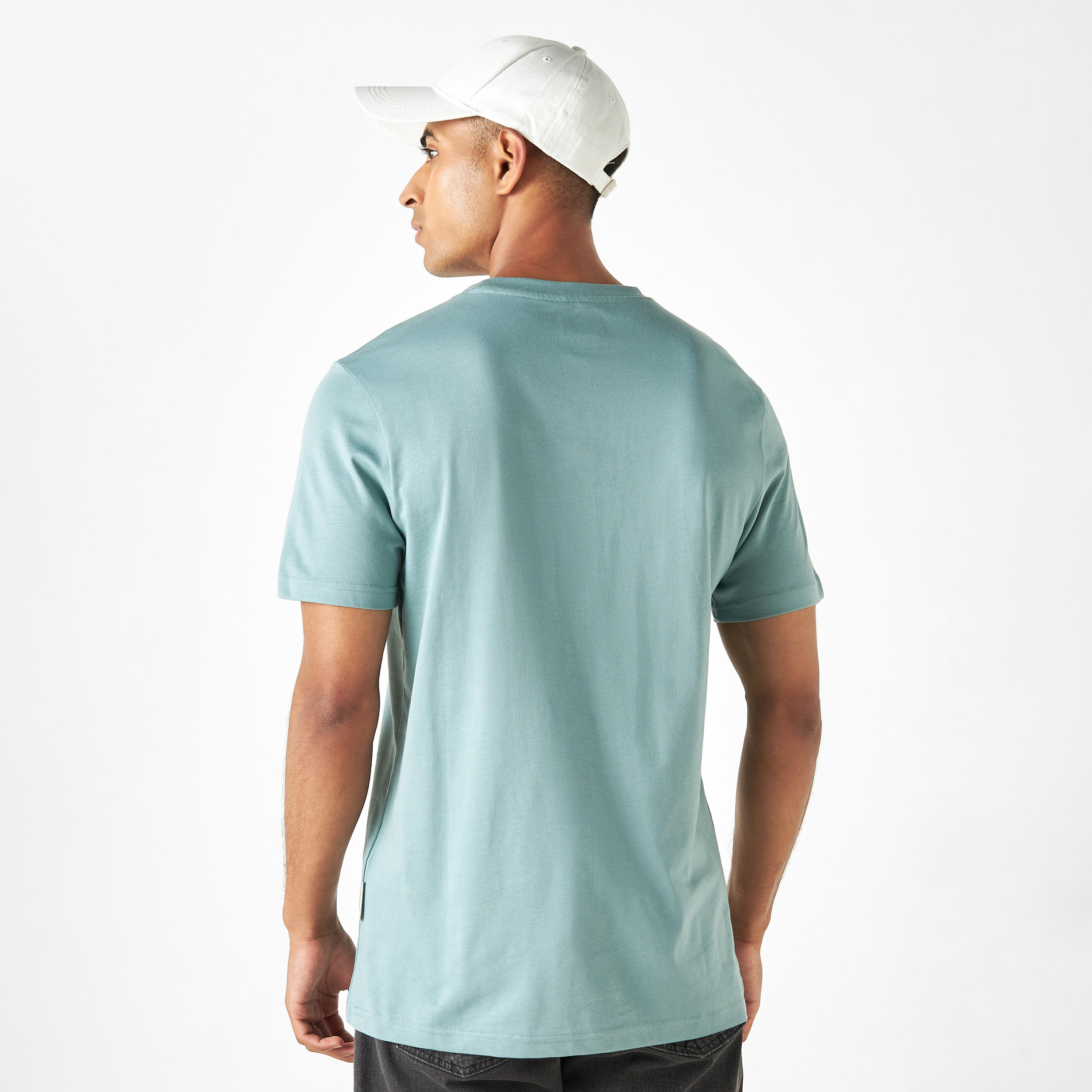 تيشيرت بياقة ضيّقة وأكمام قصيرة وتفاصيل شعار من لي كوبر-men-clothing-tshirtsandpolos-tshirts-image-33