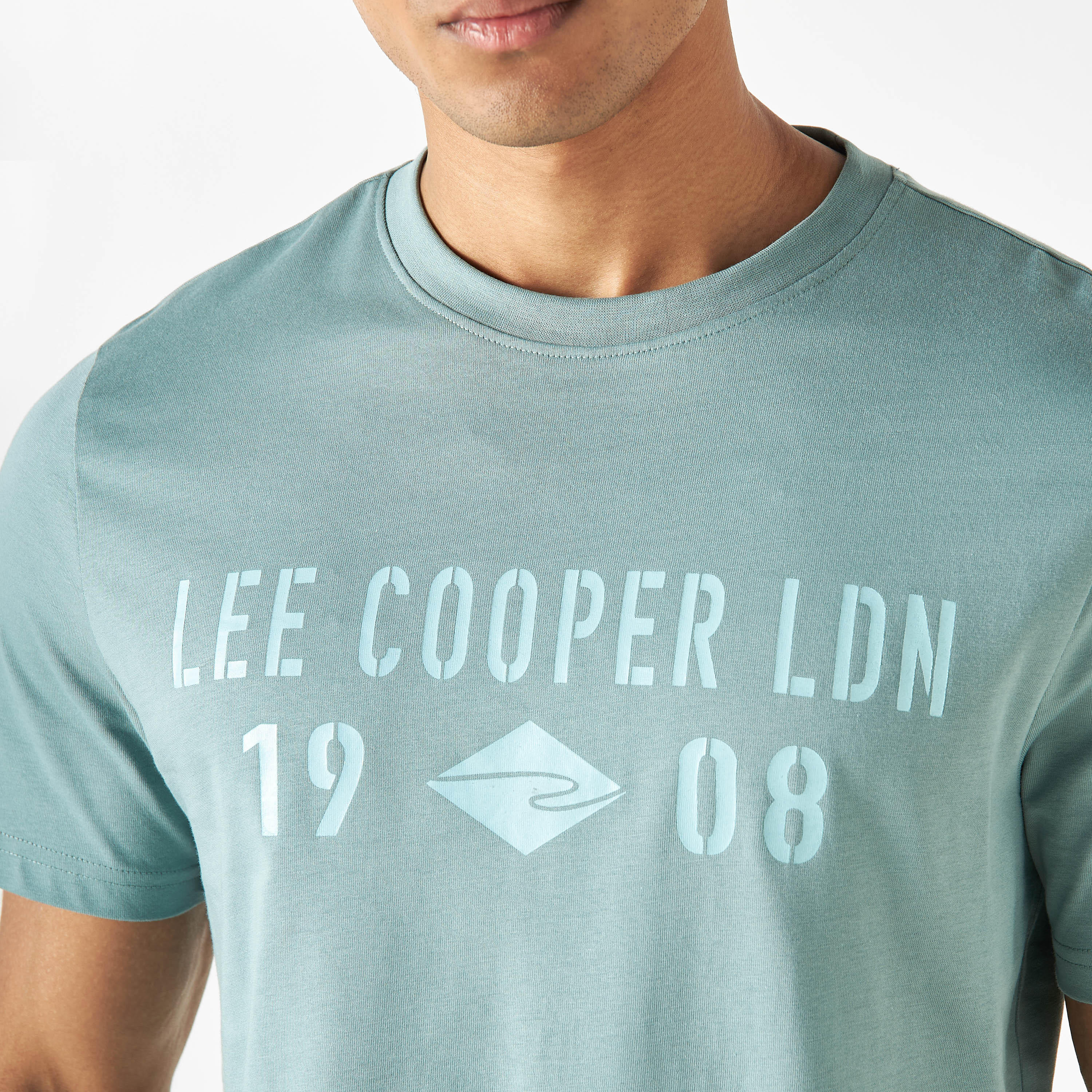تيشيرت بياقة ضيّقة وأكمام قصيرة وتفاصيل شعار من لي كوبر-men-clothing-tshirtsandpolos-tshirts-image-34