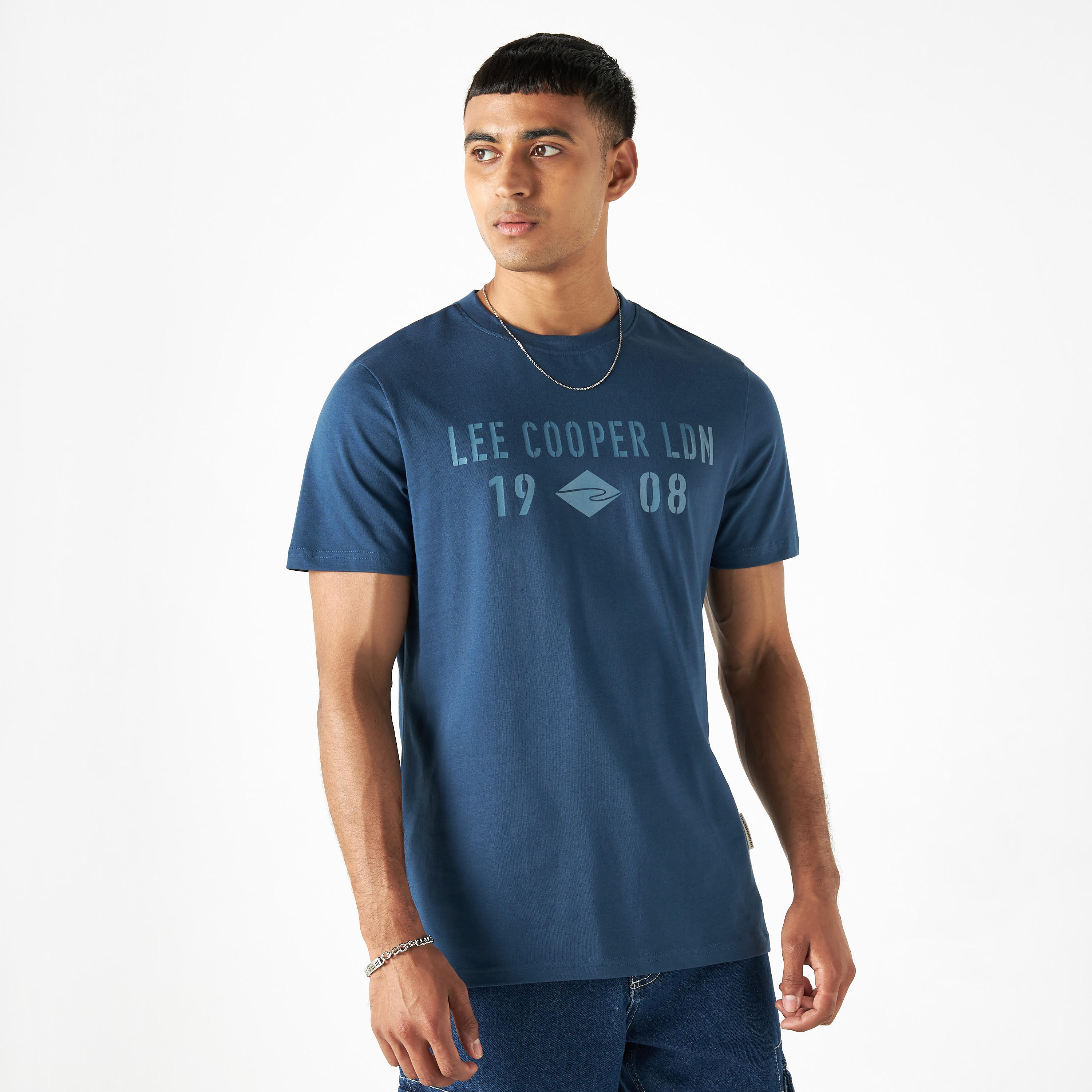 تيشيرت بياقة ضيّقة وأكمام قصيرة وتفاصيل شعار من لي كوبر-men-clothing-tshirtsandpolos-tshirts-image-15