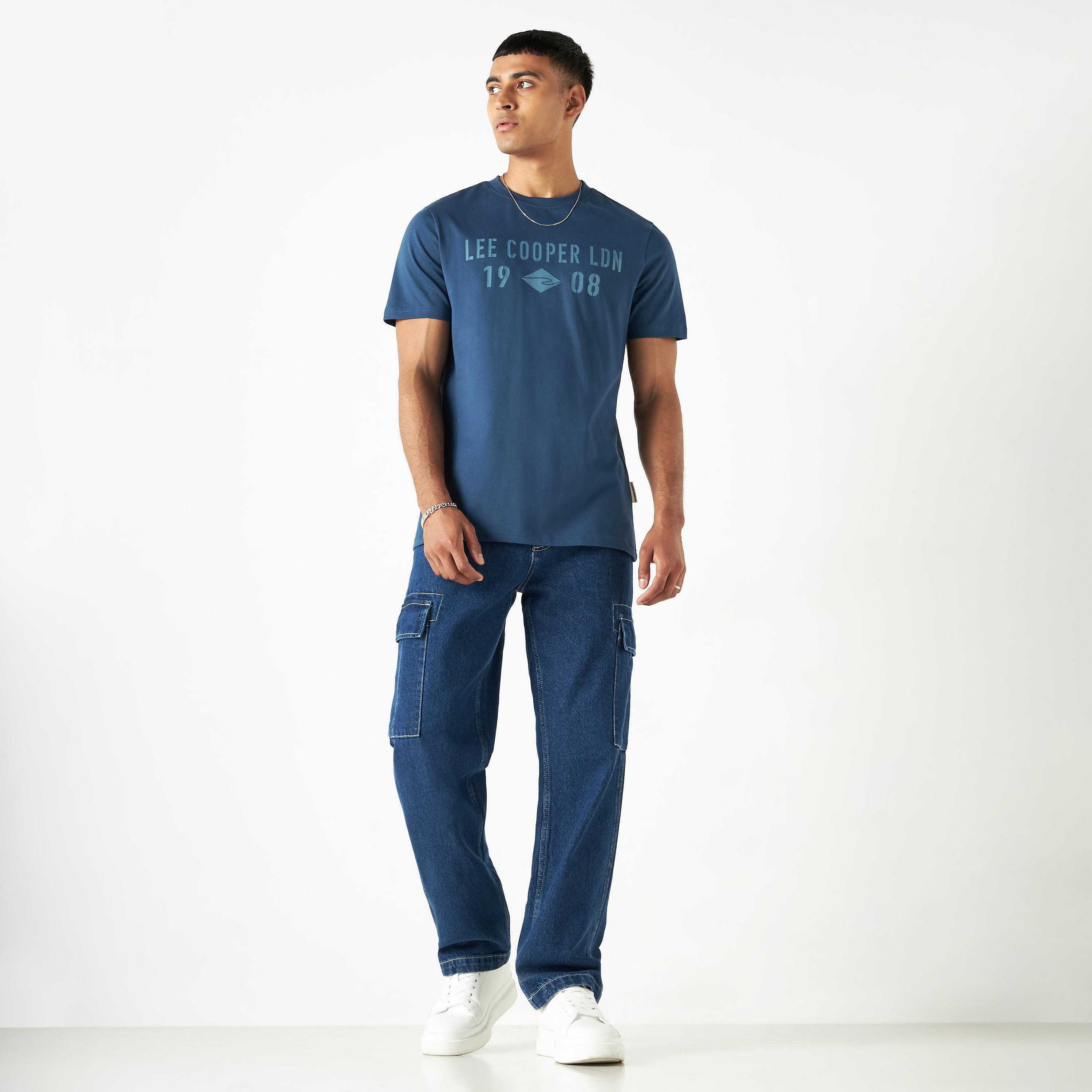 تيشيرت بياقة ضيّقة وأكمام قصيرة وتفاصيل شعار من لي كوبر-men-clothing-tshirtsandpolos-tshirts-image-16