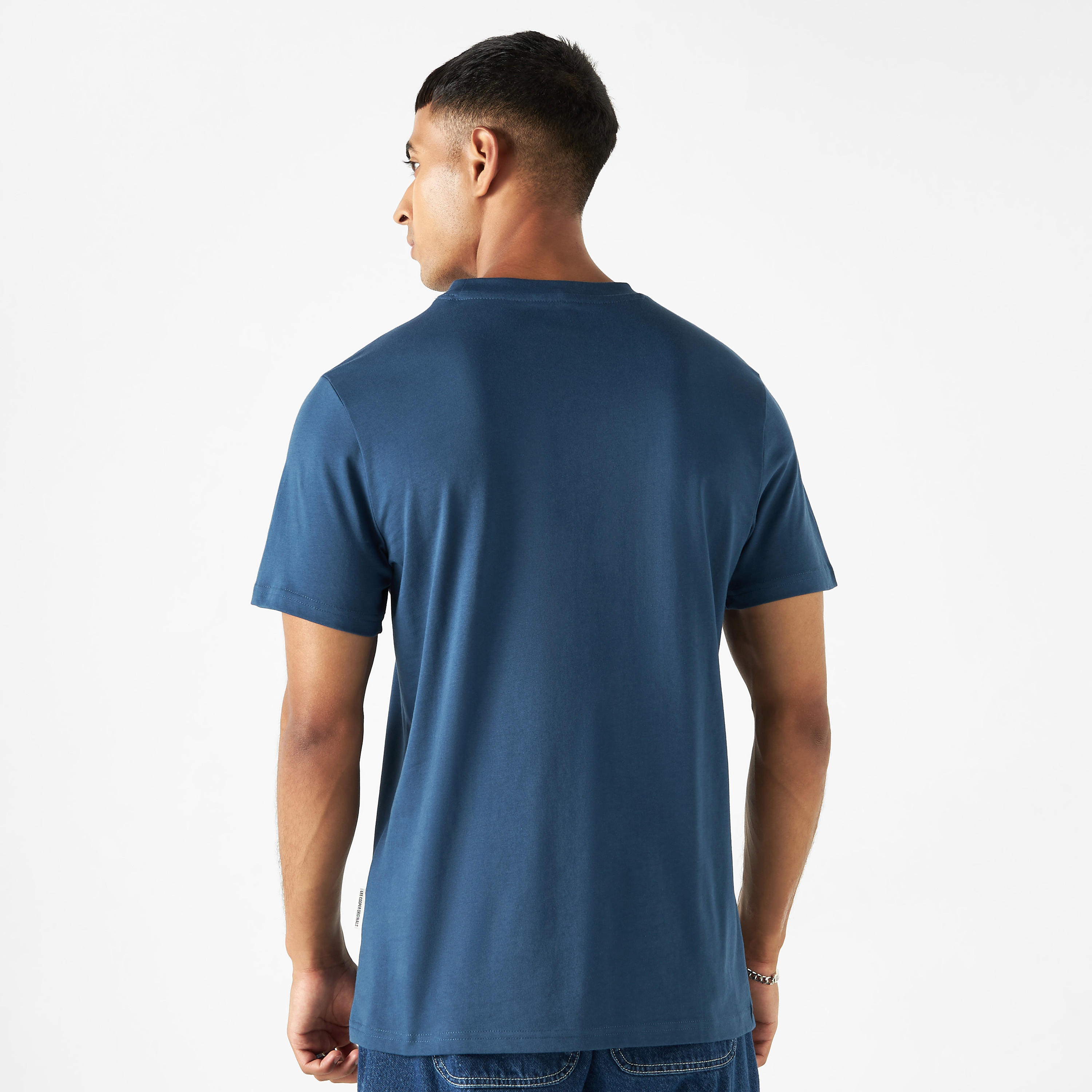تيشيرت بياقة ضيّقة وأكمام قصيرة وتفاصيل شعار من لي كوبر-men-clothing-tshirtsandpolos-tshirts-image-17