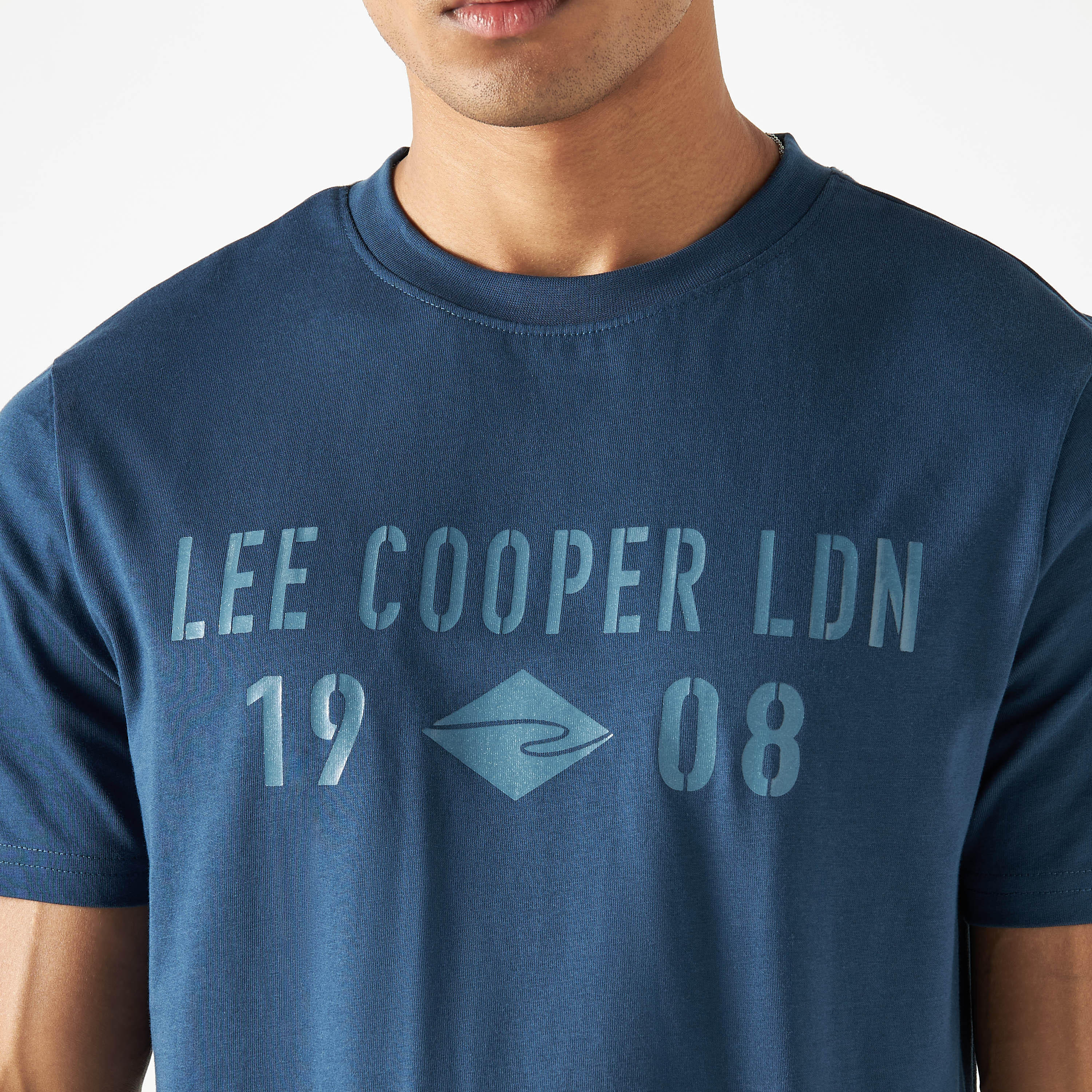 تيشيرت بياقة ضيّقة وأكمام قصيرة وتفاصيل شعار من لي كوبر-men-clothing-tshirtsandpolos-tshirts-image-18