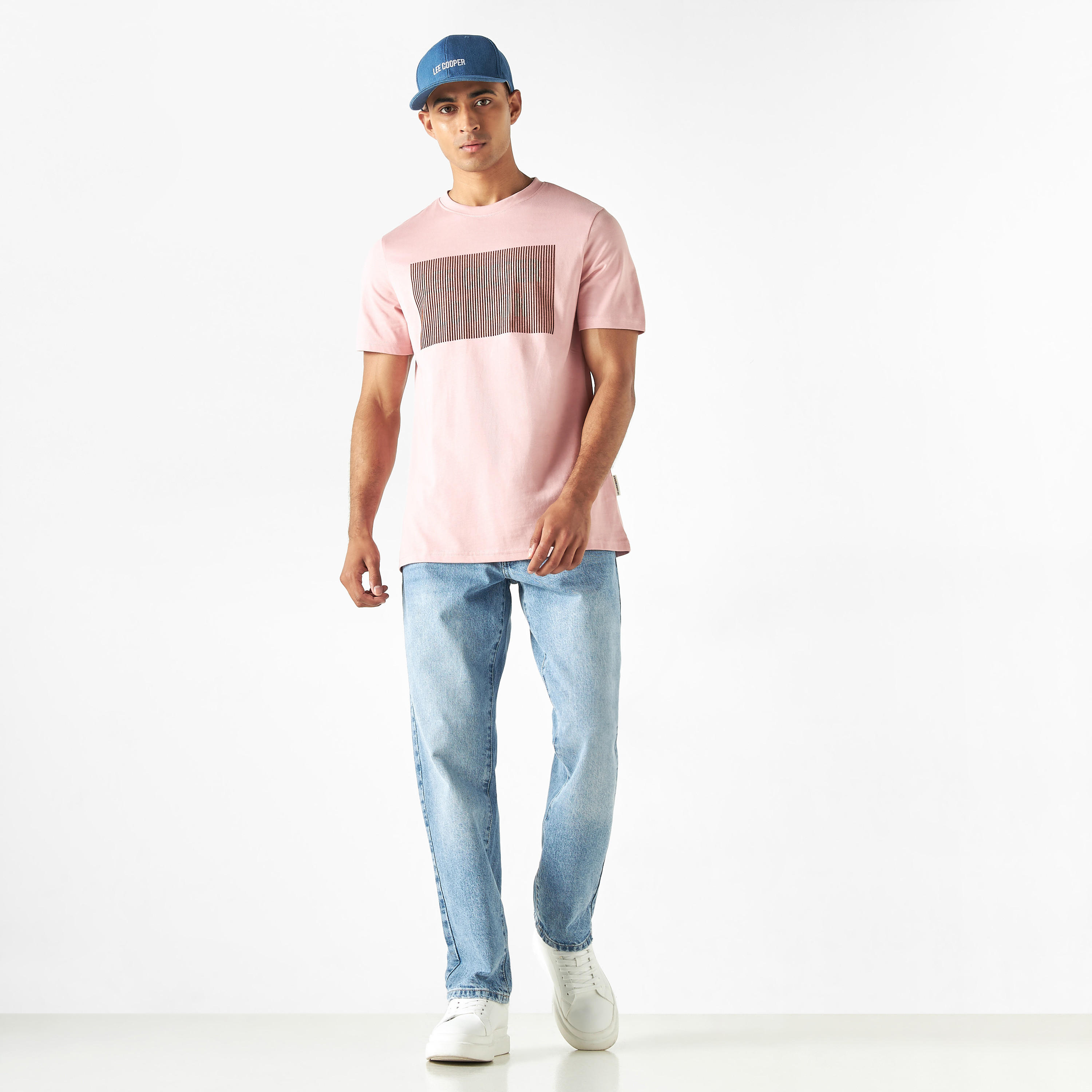 تيشيرت بياقة ضيّقة وأكمام قصيرة وتفاصيل شعار من لي كوبر-men-clothing-tshirtsandpolos-tshirts-image-24