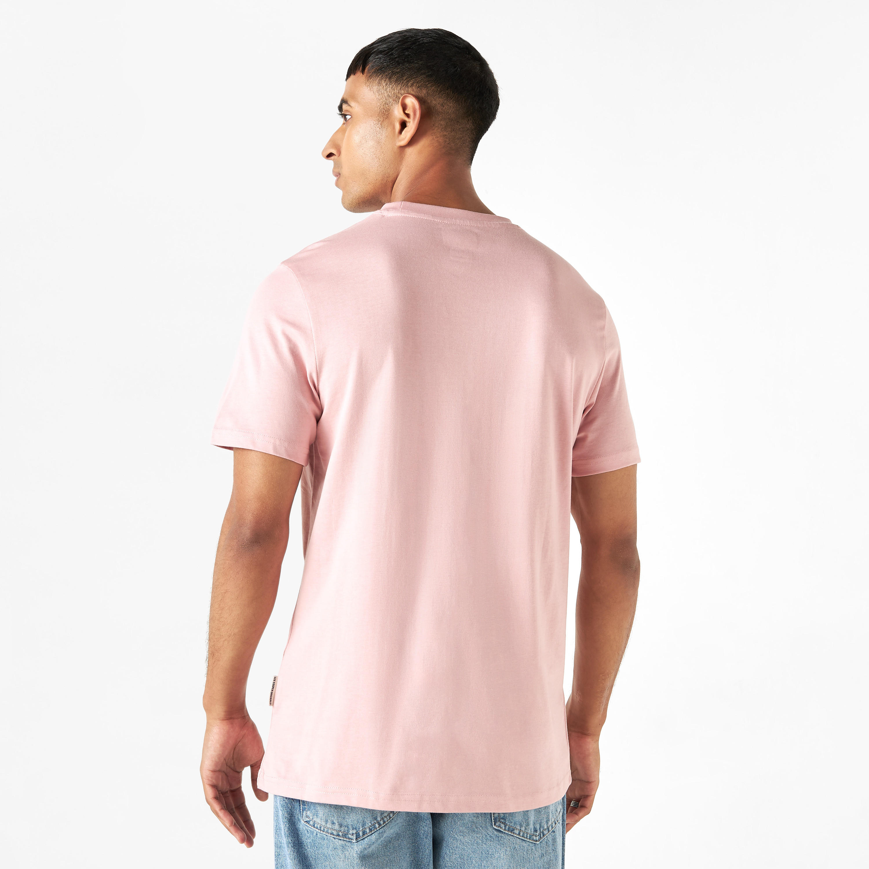 تيشيرت بياقة ضيّقة وأكمام قصيرة وتفاصيل شعار من لي كوبر-men-clothing-tshirtsandpolos-tshirts-image-25
