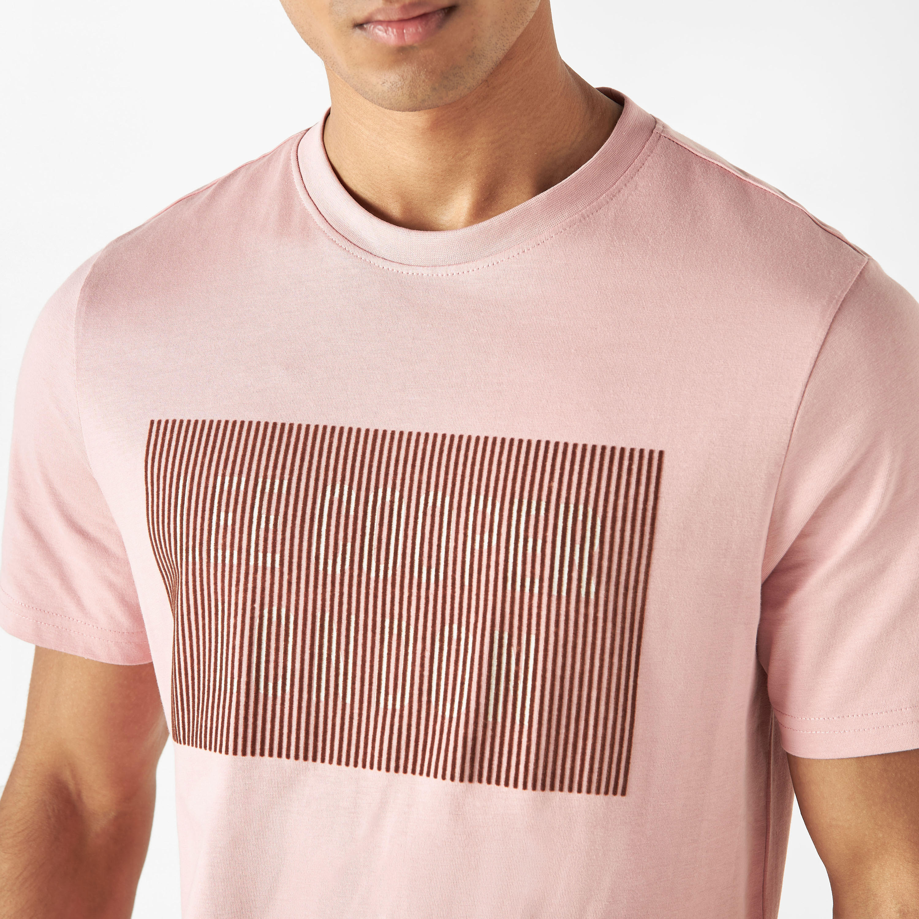 تيشيرت بياقة ضيّقة وأكمام قصيرة وتفاصيل شعار من لي كوبر-men-clothing-tshirtsandpolos-tshirts-image-26