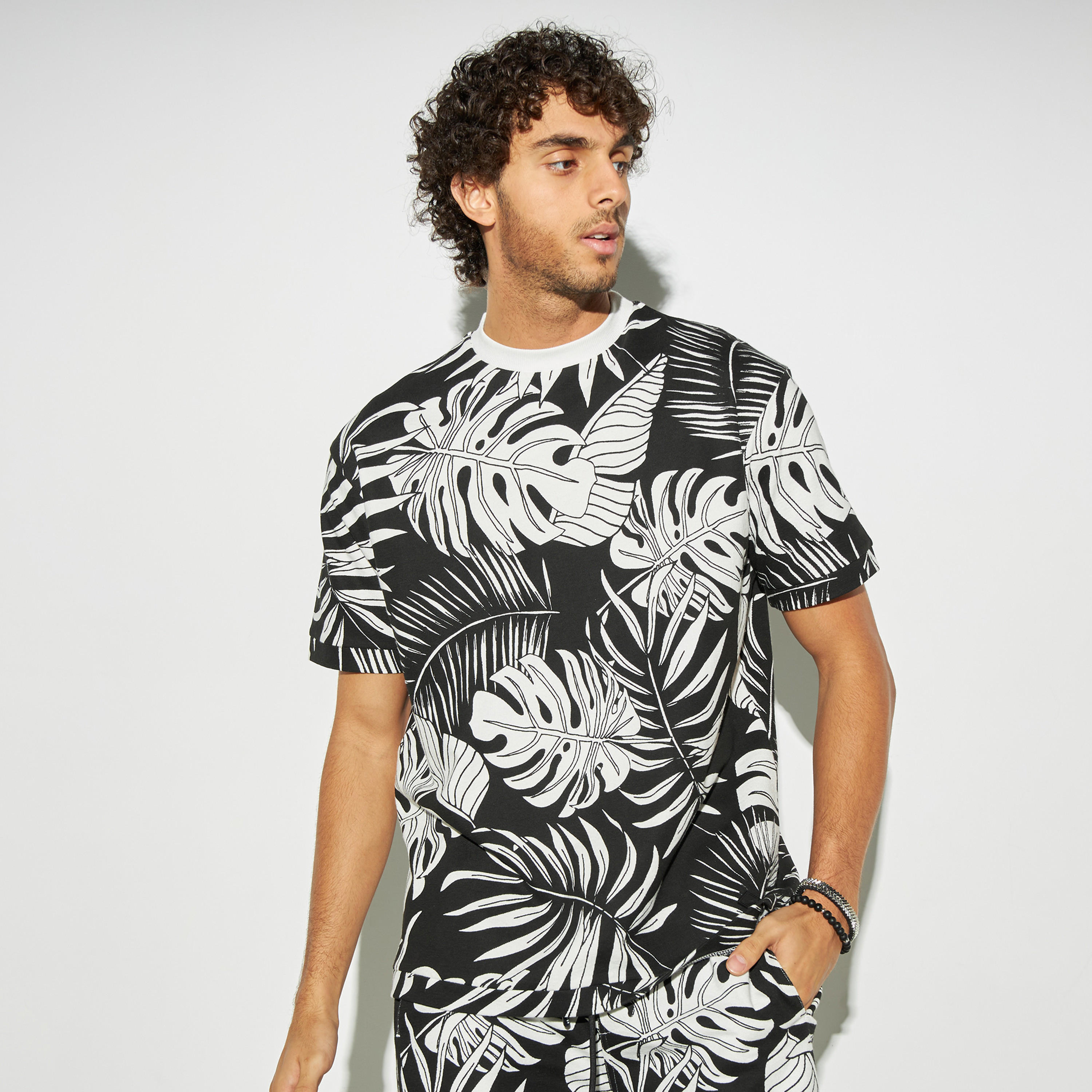 تيشيرت فضفاض بياقة ضيقة وأكمام قصيرة وطبعات من لي كوبر-men-clothing-tshirtsandpolos-tshirts-image-1