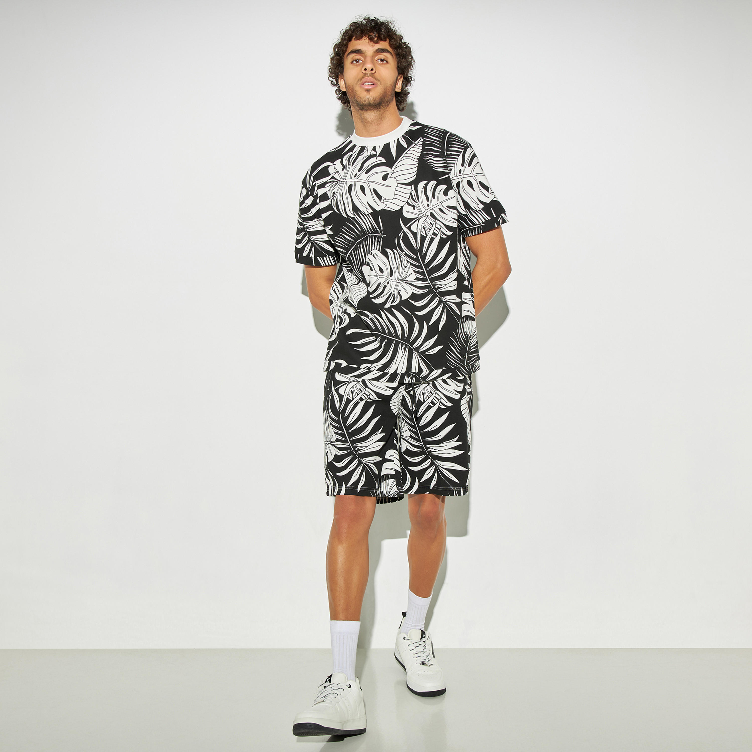 تيشيرت فضفاض بياقة ضيقة وأكمام قصيرة وطبعات من لي كوبر-men-clothing-tshirtsandpolos-tshirts-image-2