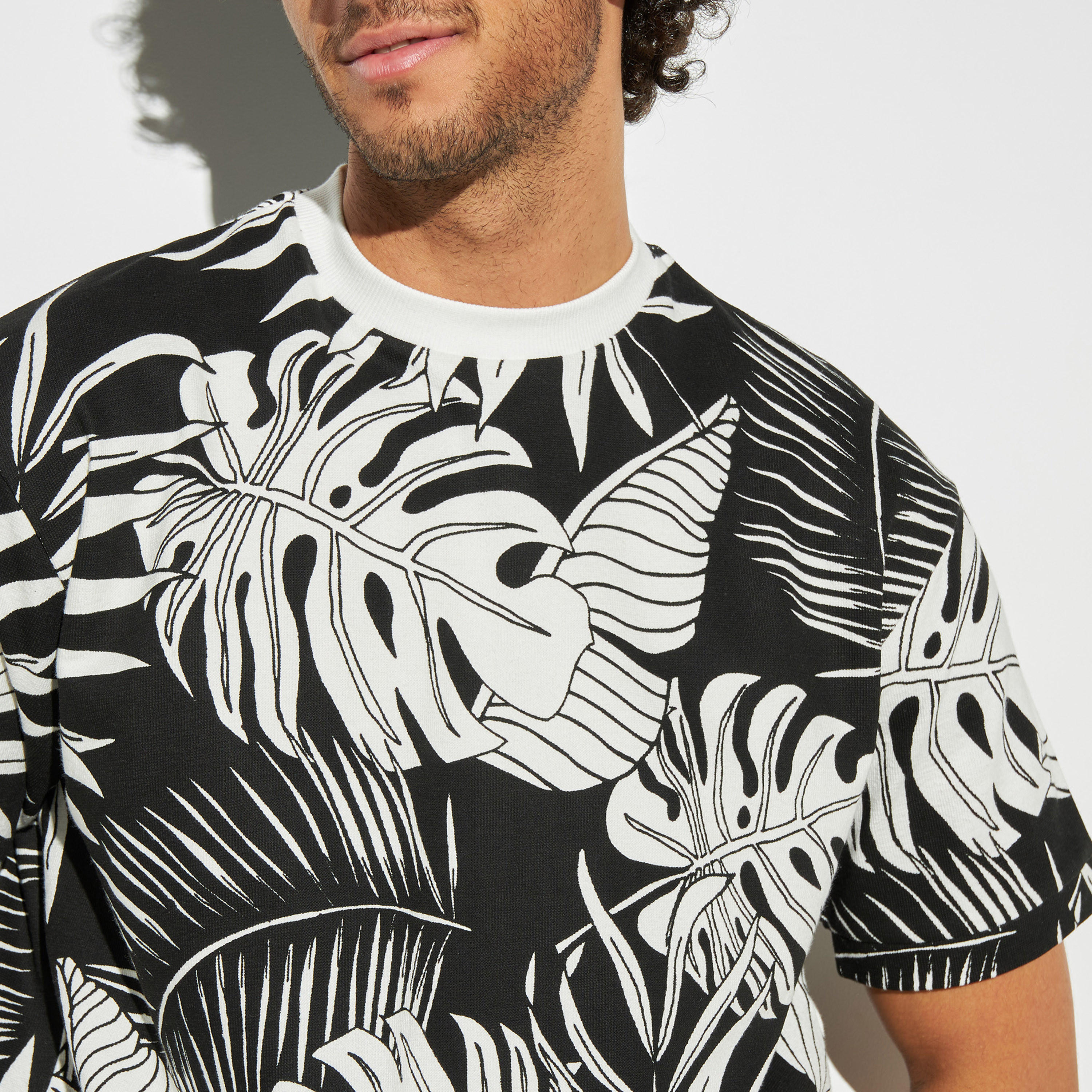 تيشيرت فضفاض بياقة ضيقة وأكمام قصيرة وطبعات من لي كوبر-men-clothing-tshirtsandpolos-tshirts-image-3