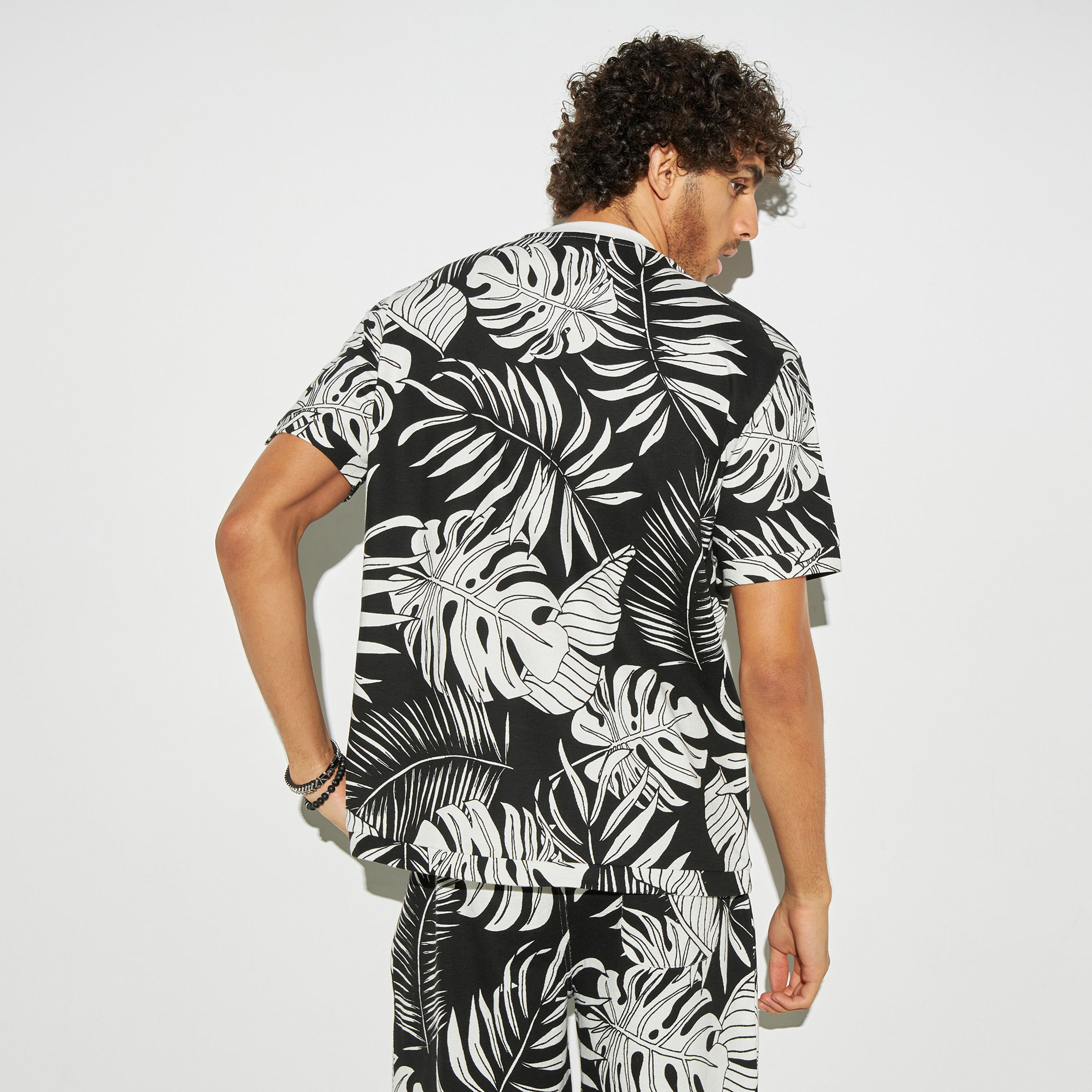 تيشيرت فضفاض بياقة ضيقة وأكمام قصيرة وطبعات من لي كوبر-men-clothing-tshirtsandpolos-tshirts-image-4