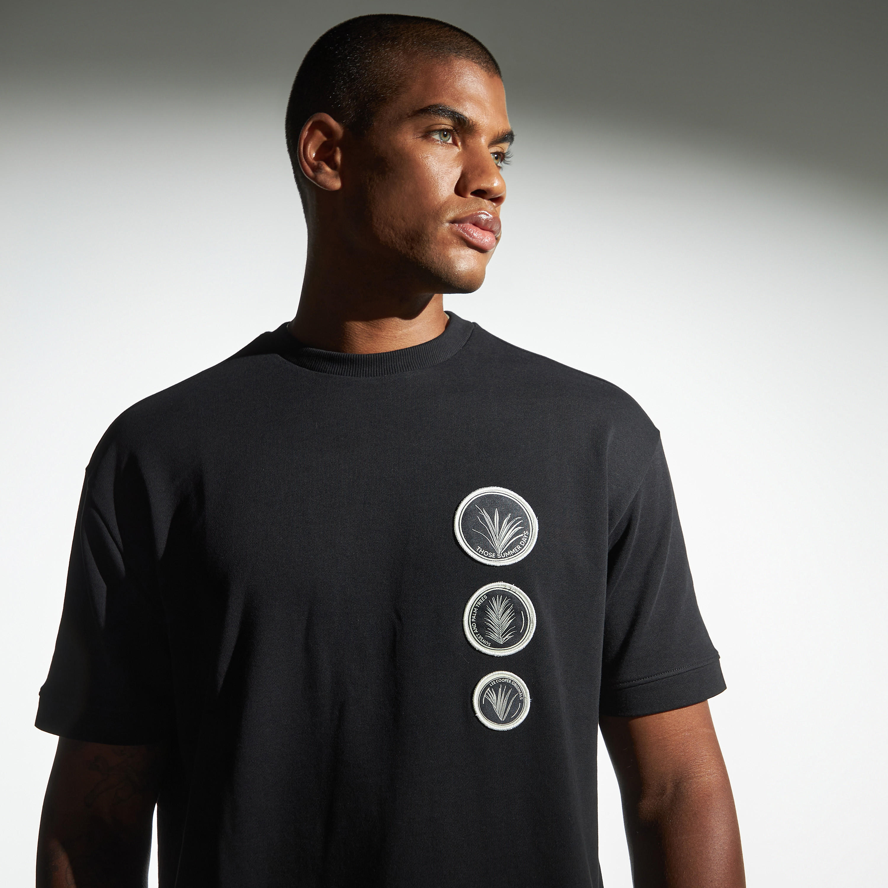 تيشيرت بياقة ضيقة وأكمام قصيرة وتفاصيل شارة من لي كوبر-men-clothing-tshirtsandpolos-tshirts-image-1