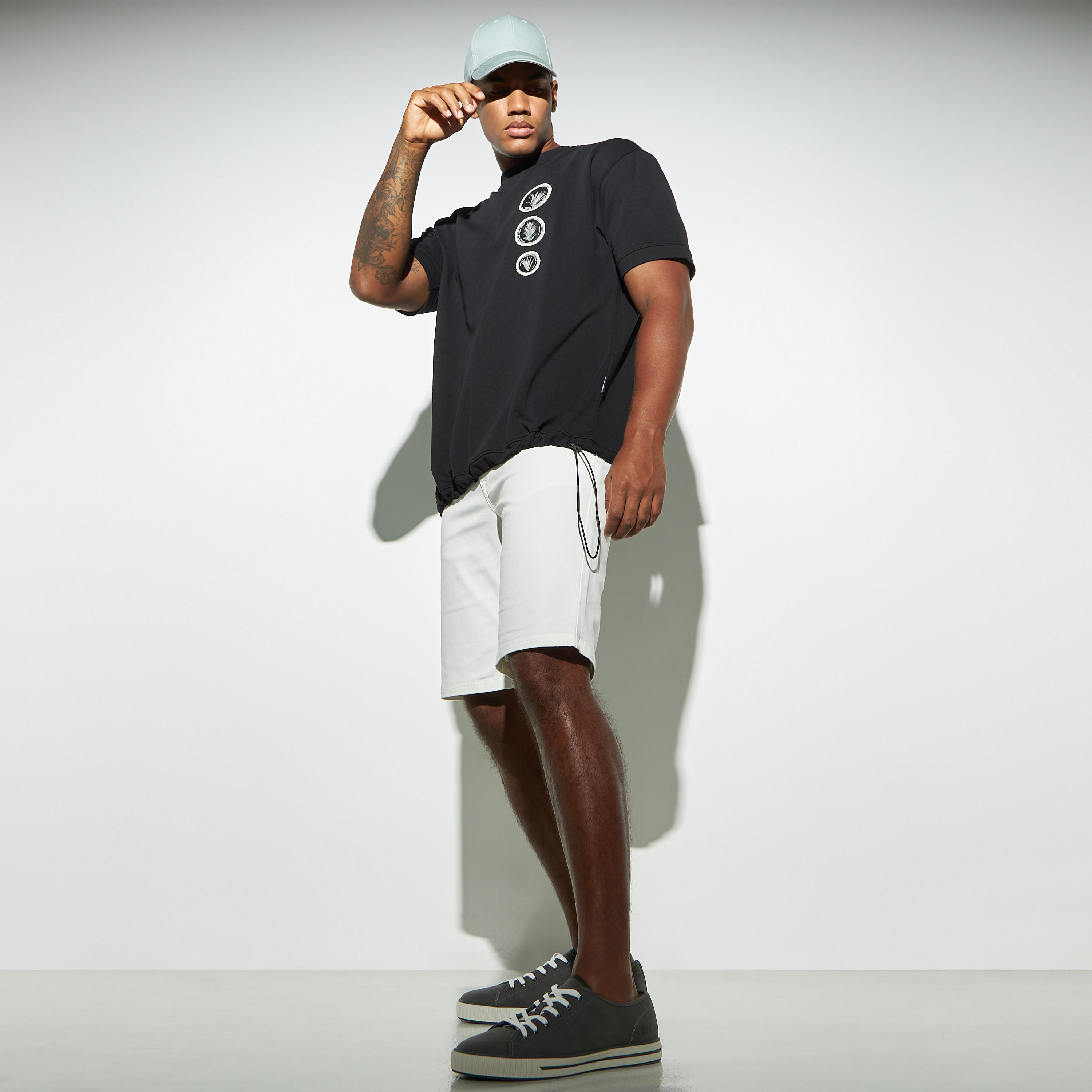 تيشيرت بياقة ضيقة وأكمام قصيرة وتفاصيل شارة من لي كوبر-men-clothing-tshirtsandpolos-tshirts-image-2