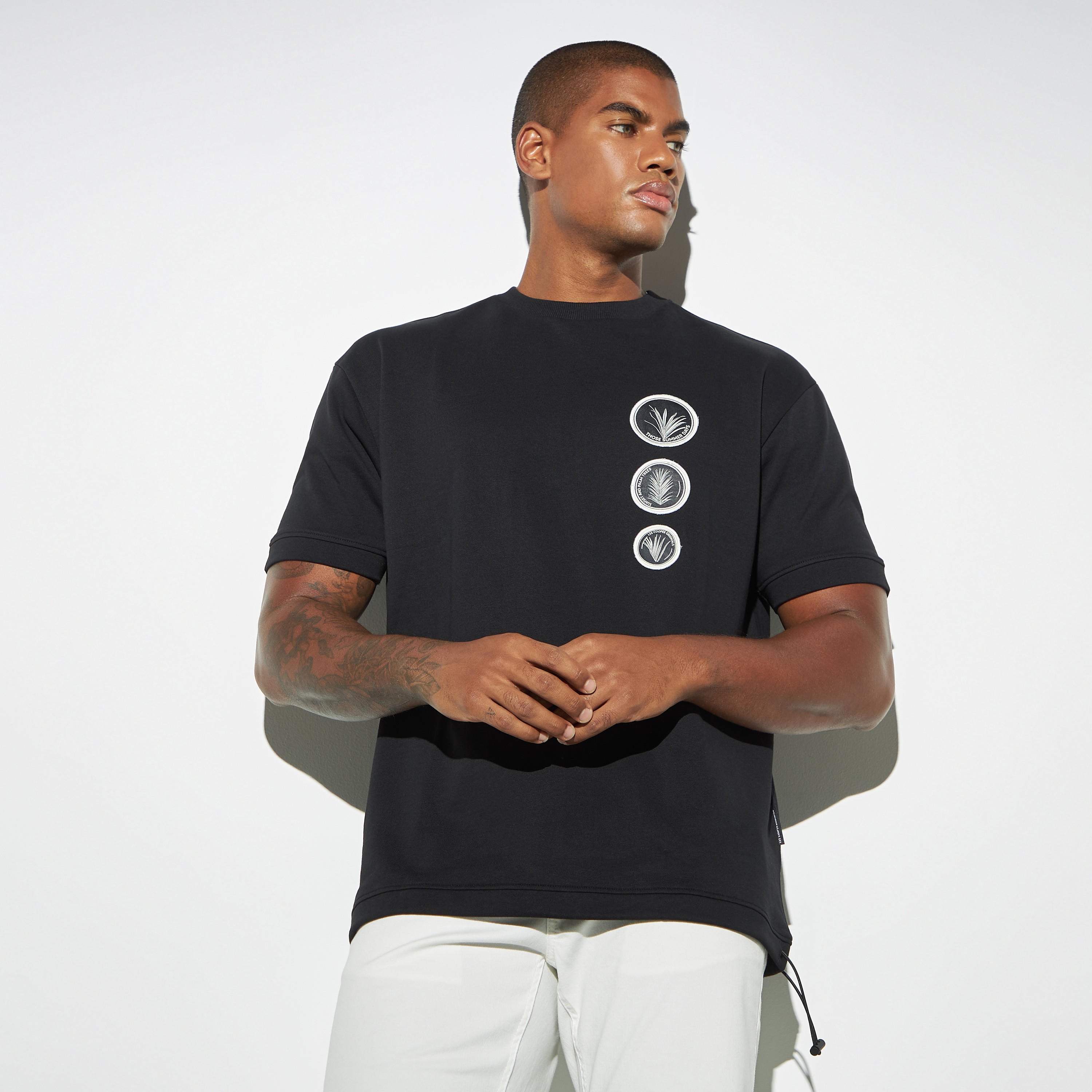 تيشيرت بياقة ضيقة وأكمام قصيرة وتفاصيل شارة من لي كوبر-men-clothing-tshirtsandpolos-tshirts-image-3