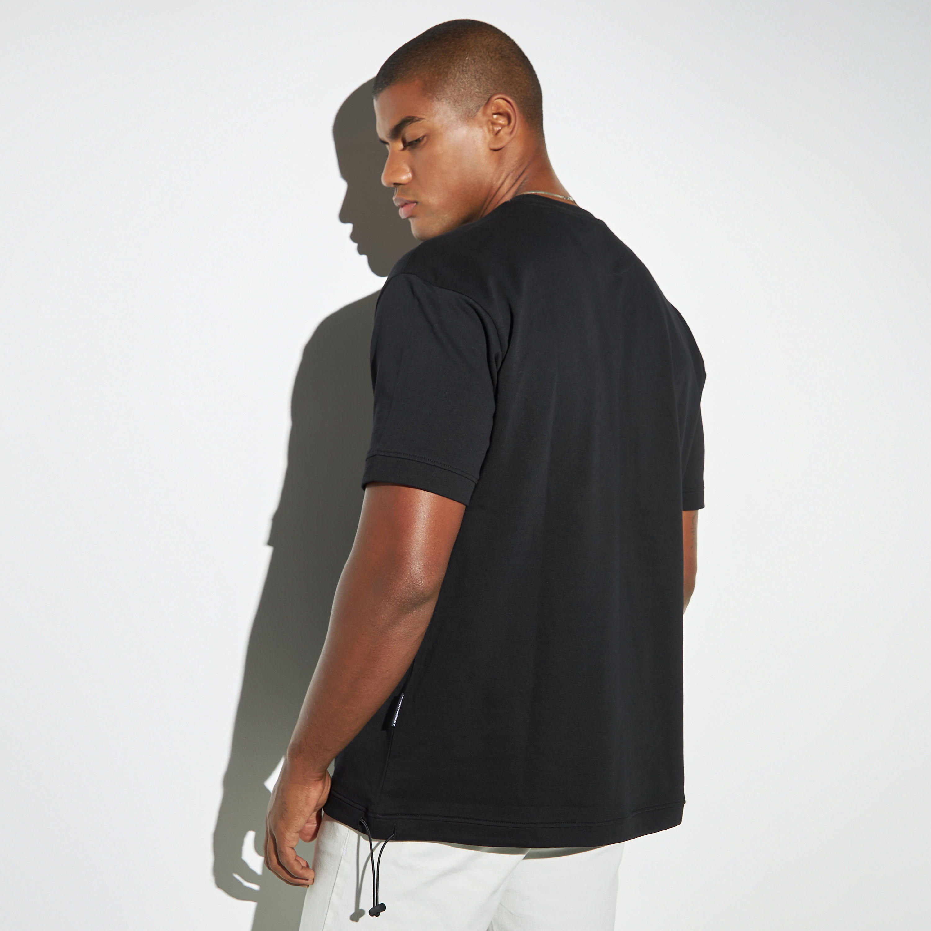 تيشيرت بياقة ضيقة وأكمام قصيرة وتفاصيل شارة من لي كوبر-men-clothing-tshirtsandpolos-tshirts-image-4