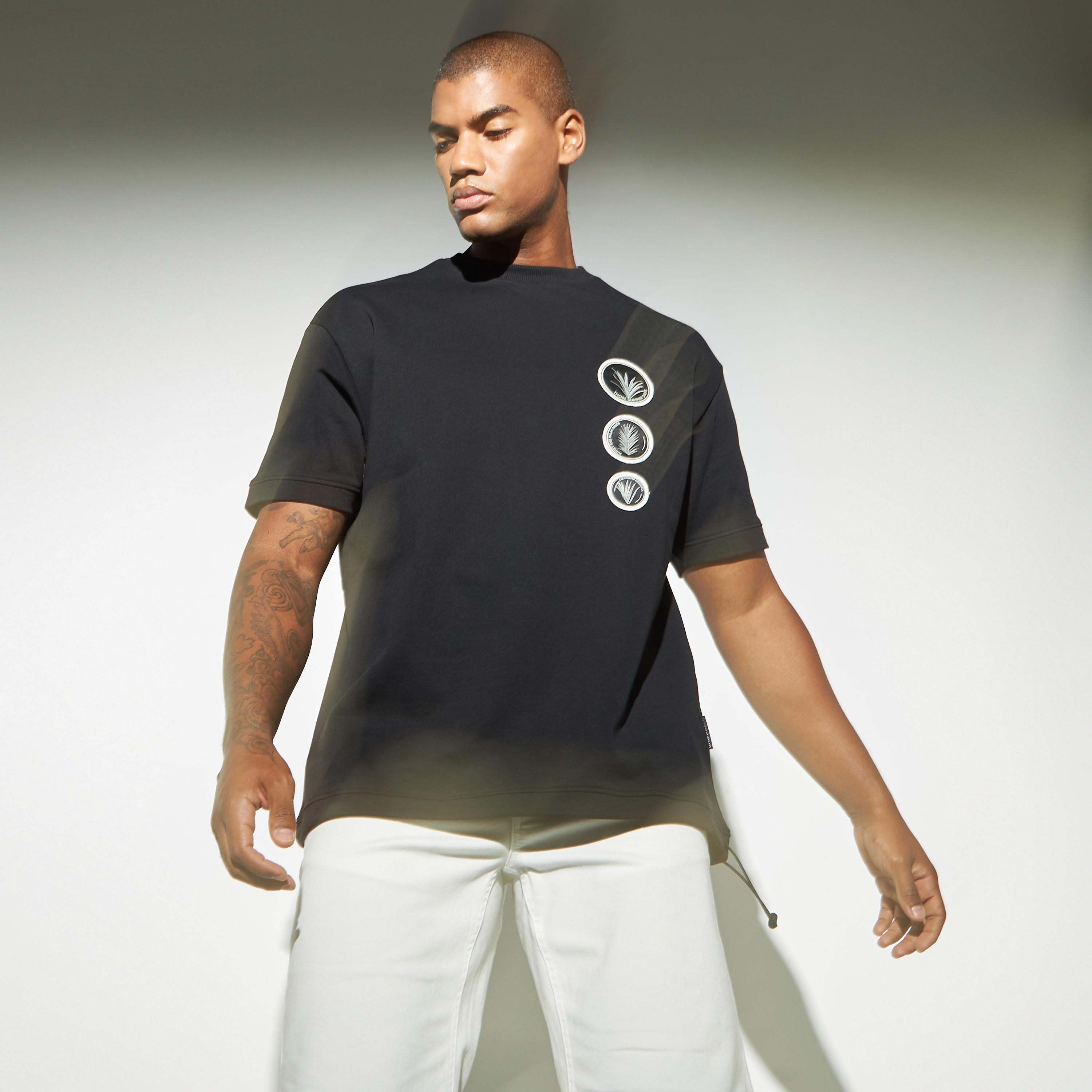 تيشيرت بياقة ضيقة وأكمام قصيرة وتفاصيل شارة من لي كوبر-men-clothing-tshirtsandpolos-tshirts-image-5