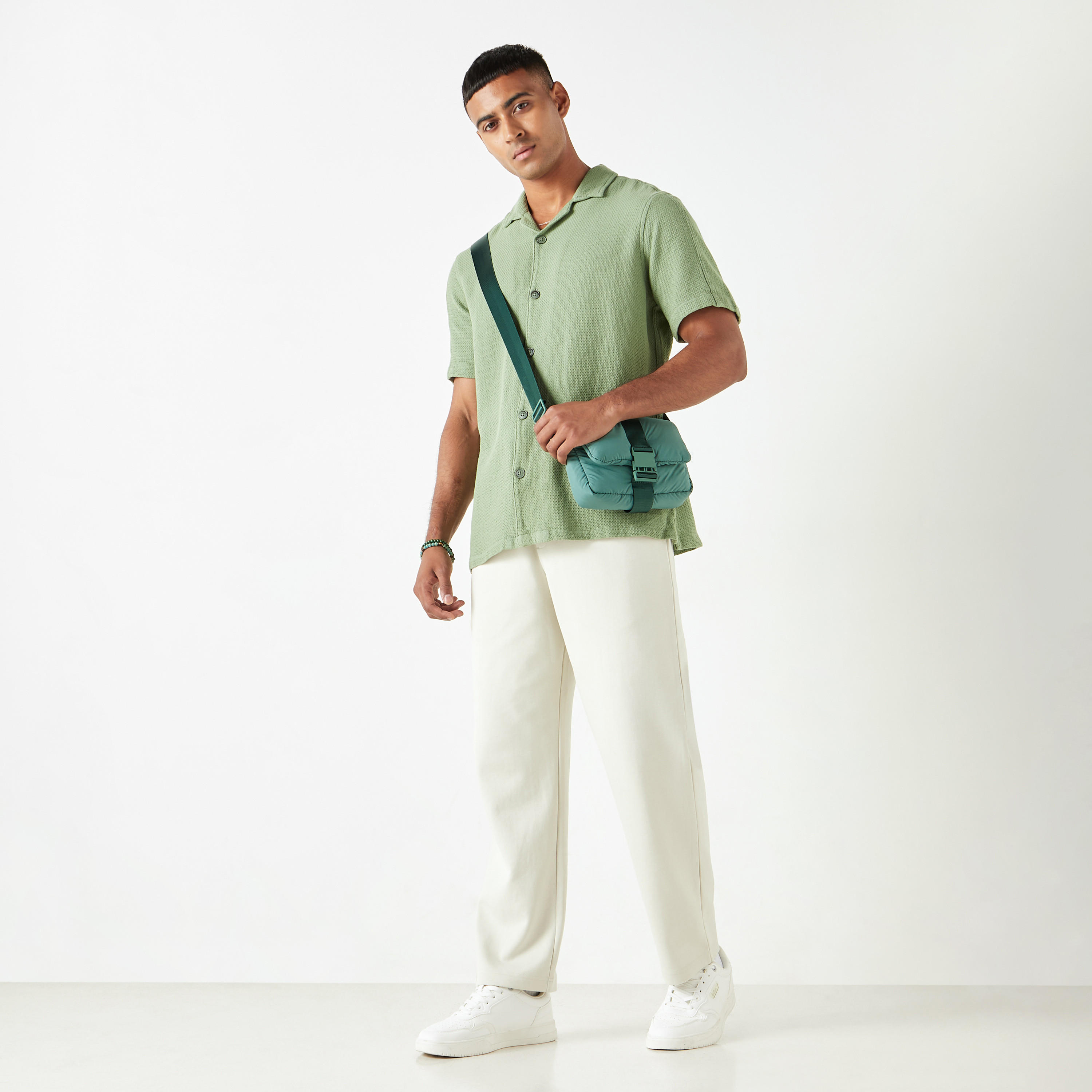 قميص فضفاض بارز الملمس بقصة مريحة وأكمام قصيرة من لي كوبر-men-clothing-shirts-image-6