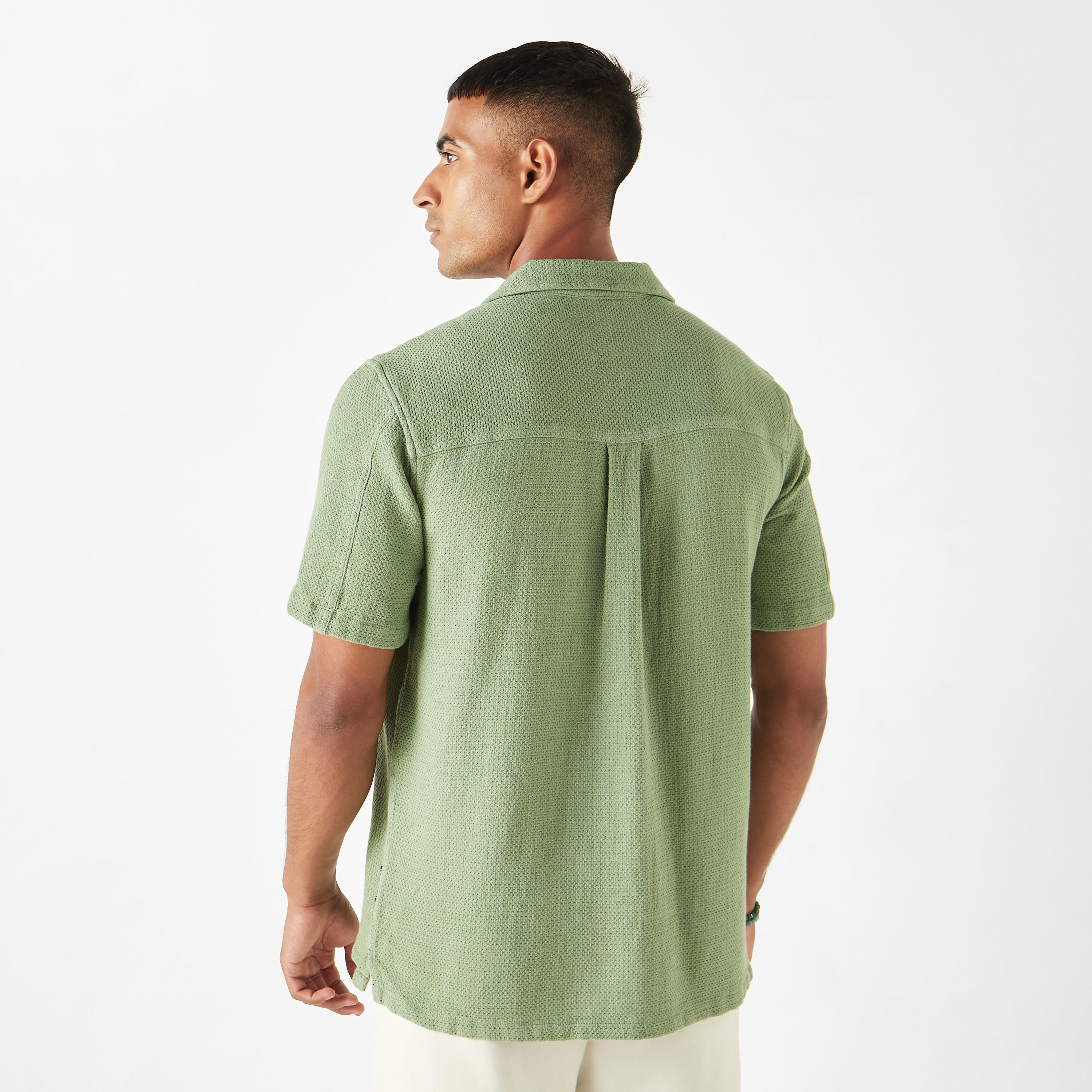 قميص فضفاض بارز الملمس بقصة مريحة وأكمام قصيرة من لي كوبر-men-clothing-shirts-image-7