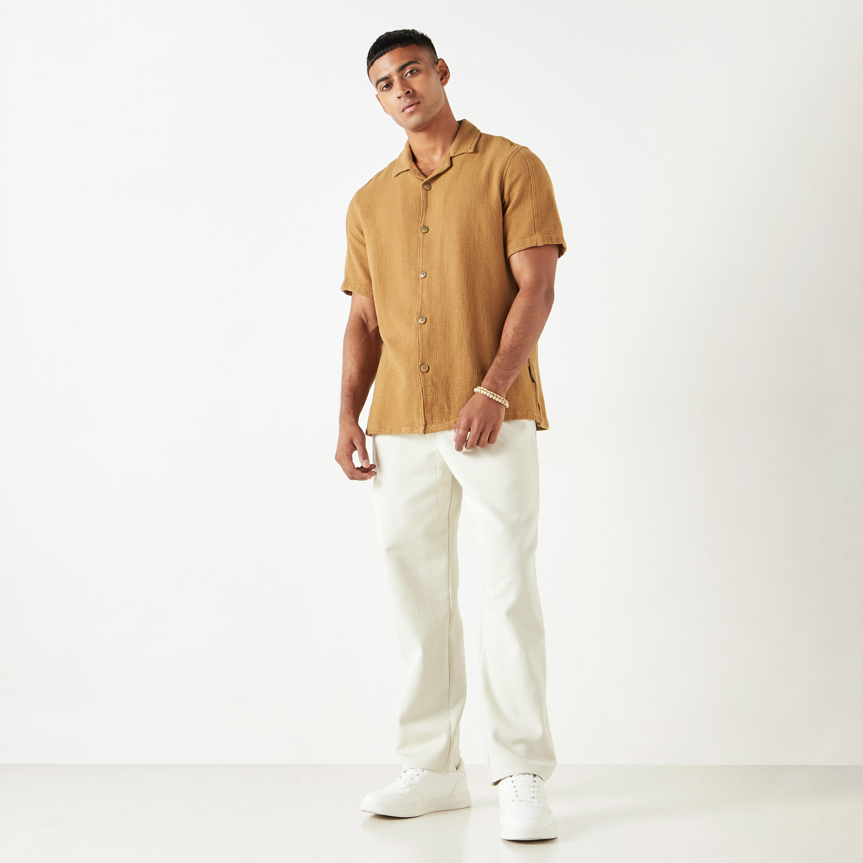 قميص فضفاض بارز الملمس بقصة مريحة وأكمام قصيرة من لي كوبر-men-clothing-shirts-image-2