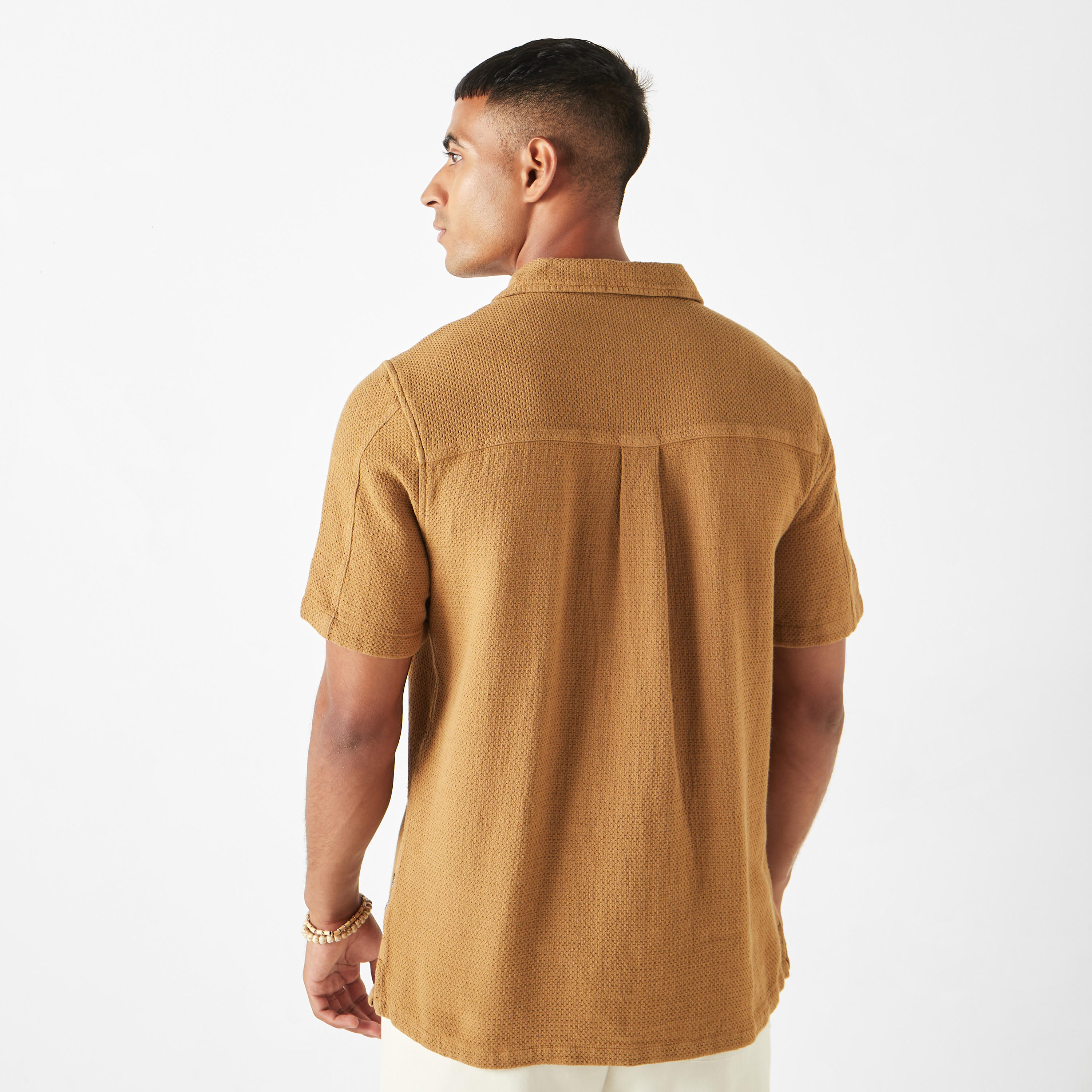قميص فضفاض بارز الملمس بقصة مريحة وأكمام قصيرة من لي كوبر-men-clothing-shirts-image-3