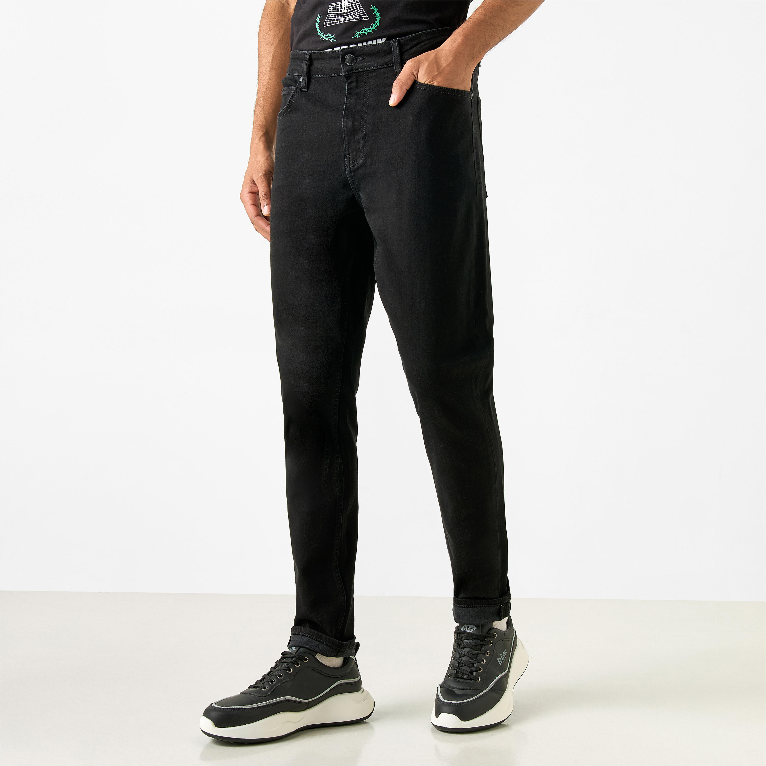 بنطلون جينز بقصة ضيّقة وخصر متوسط الارتفاع بجيوب من لي كوبر-men-clothing-bottoms-jeans-image-1