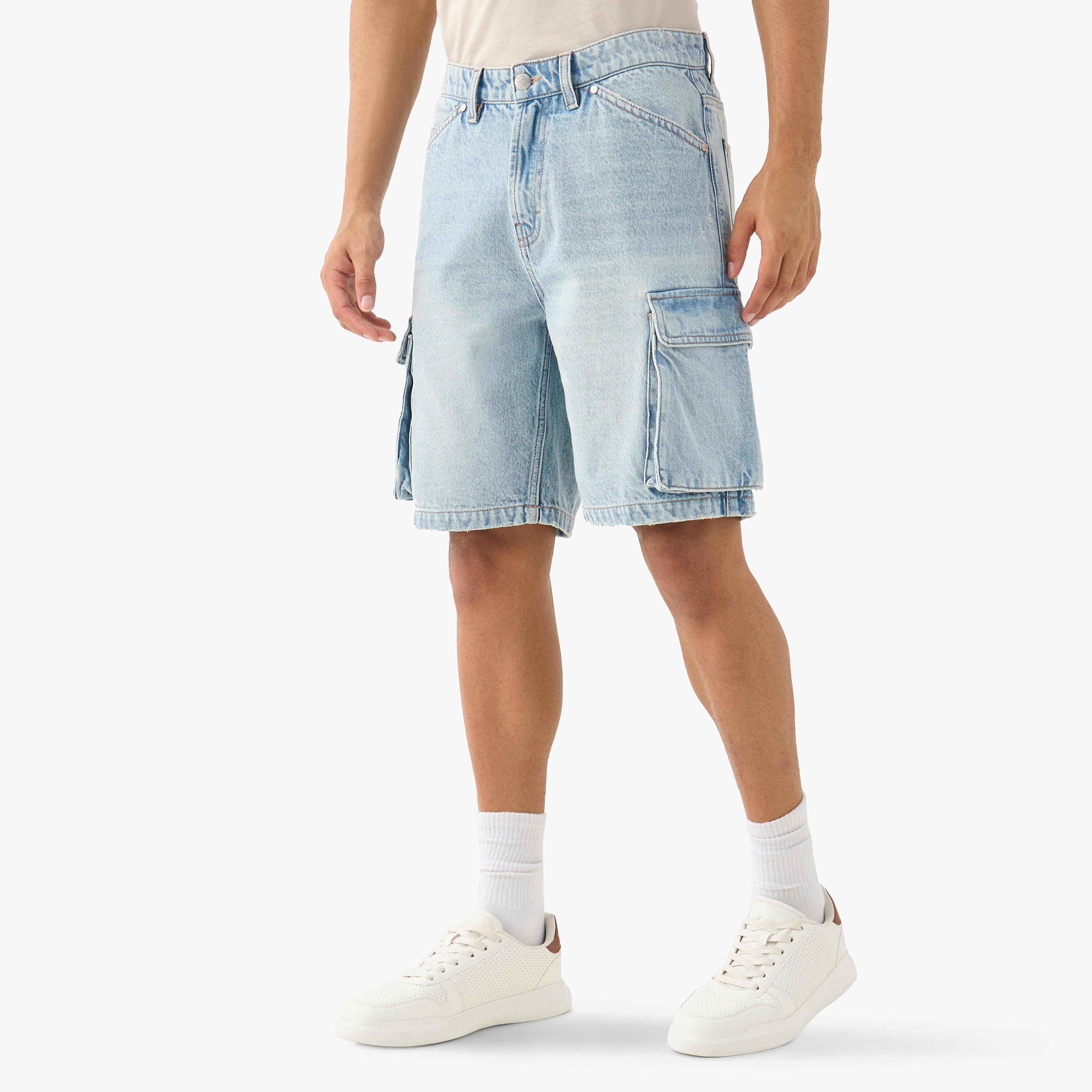شورت دينم بقصة مريحة وجيوب من لي كوبر-men-clothing-bottoms-shorts-image-1