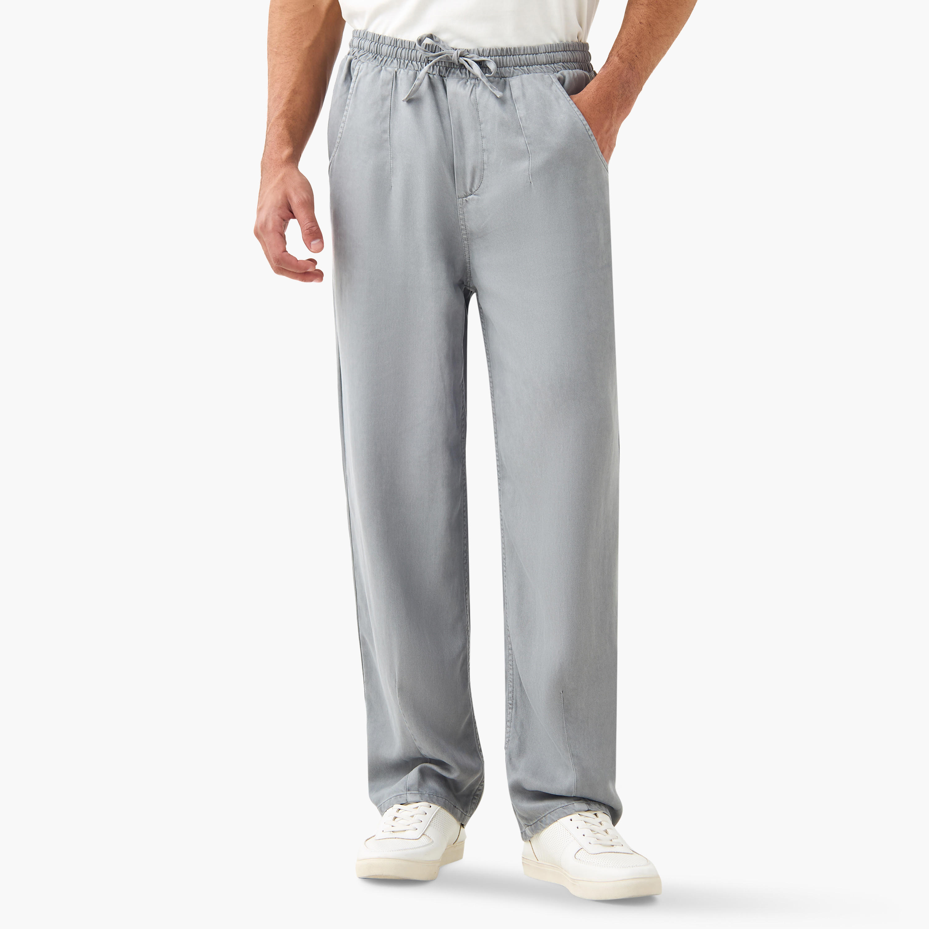 بنطلون بقصة مريحة ورباط إغلاق وجيوب من لي كوبر-men-clothing-bottoms-joggers-image-1