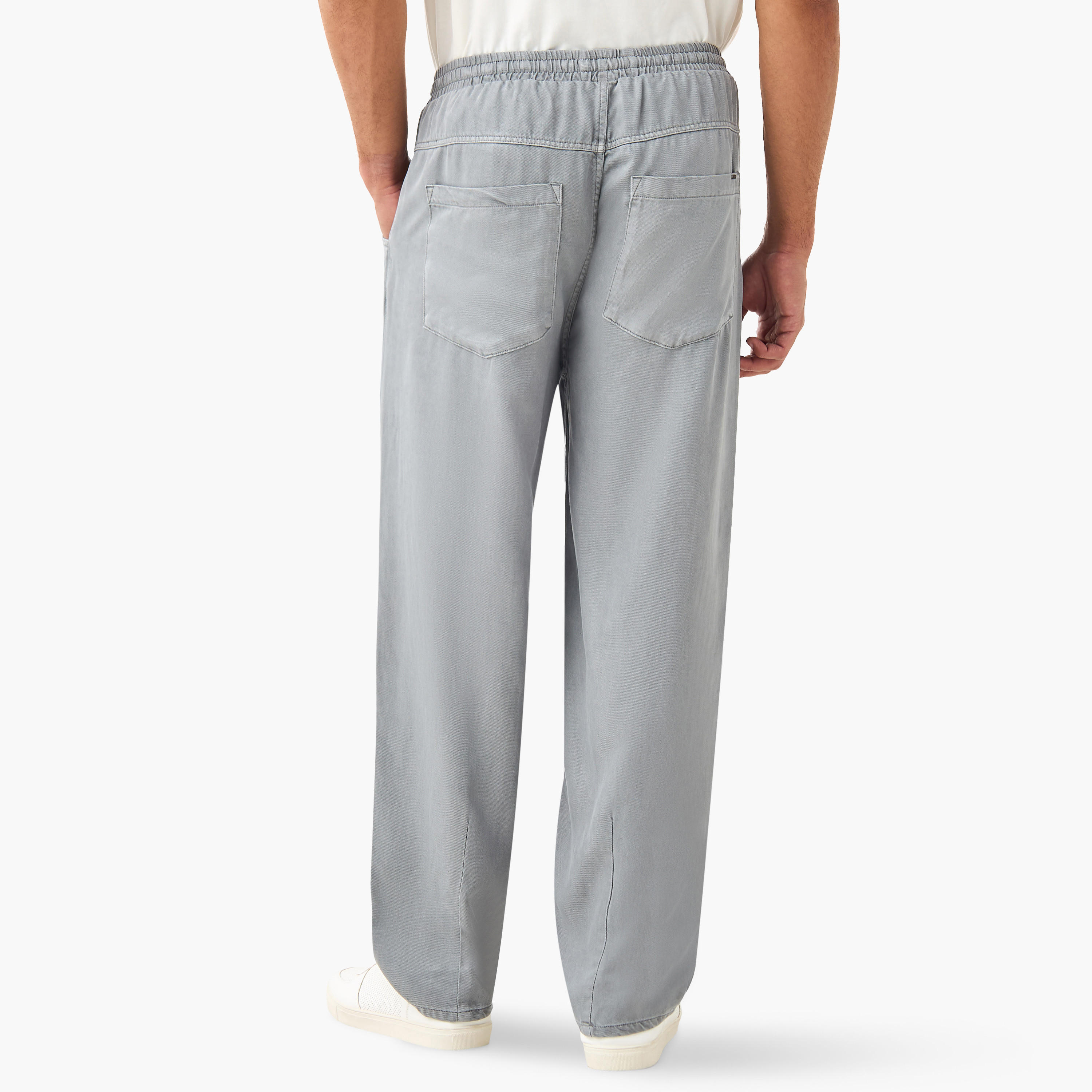 بنطلون بقصة مريحة ورباط إغلاق وجيوب من لي كوبر-men-clothing-bottoms-joggers-image-3
