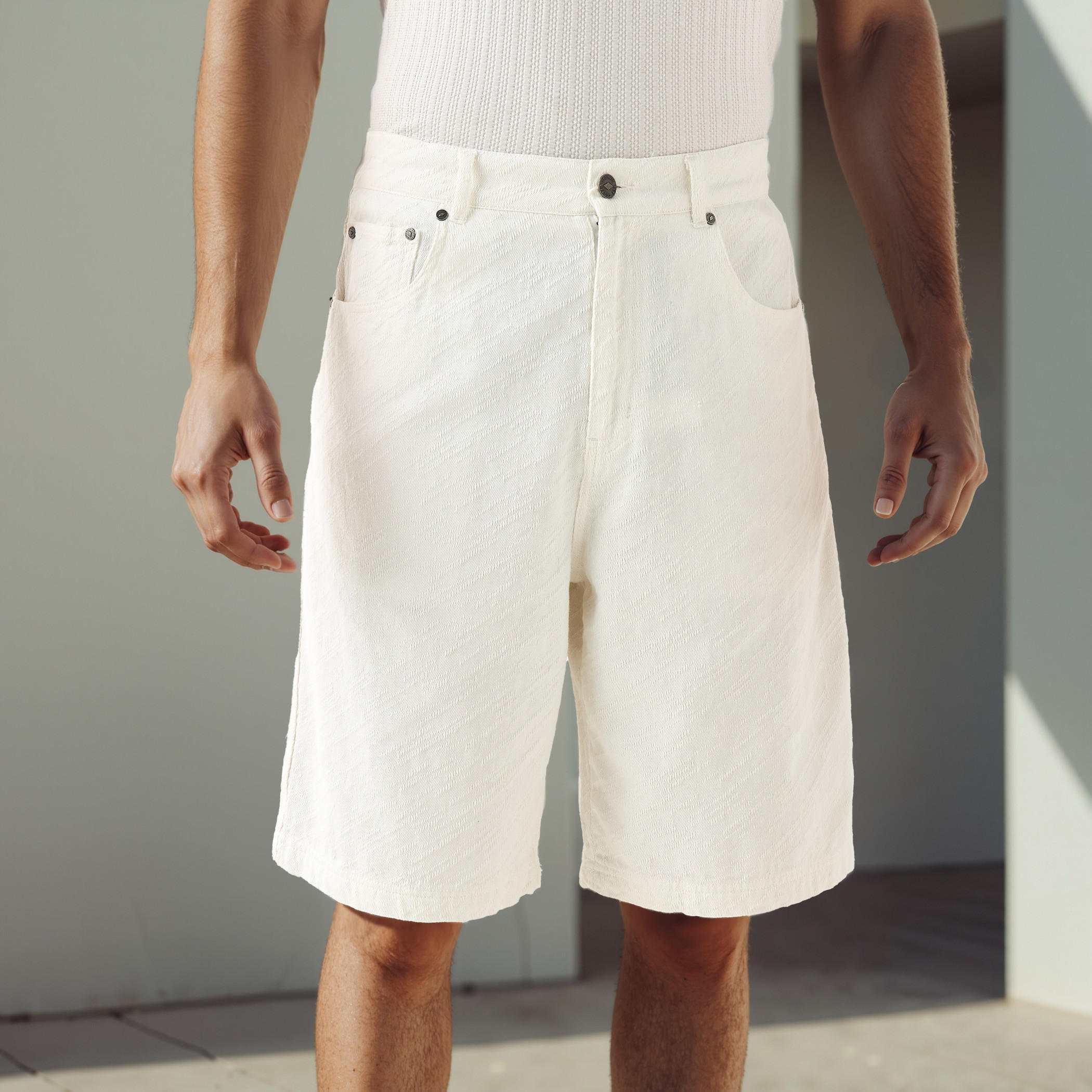 شورت دنيم باجي بارز الملمس بزر إغلاق وجيوب من لي كوبر-men-clothing-bottoms-shorts-image-1
