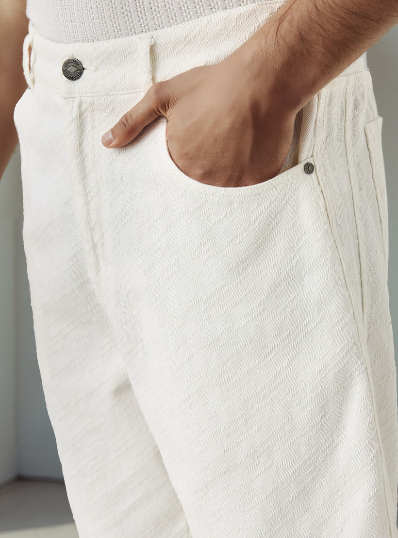 شورت دنيم باجي بارز الملمس بزر إغلاق وجيوب من لي كوبر-men-clothing-bottoms-shorts-image-3